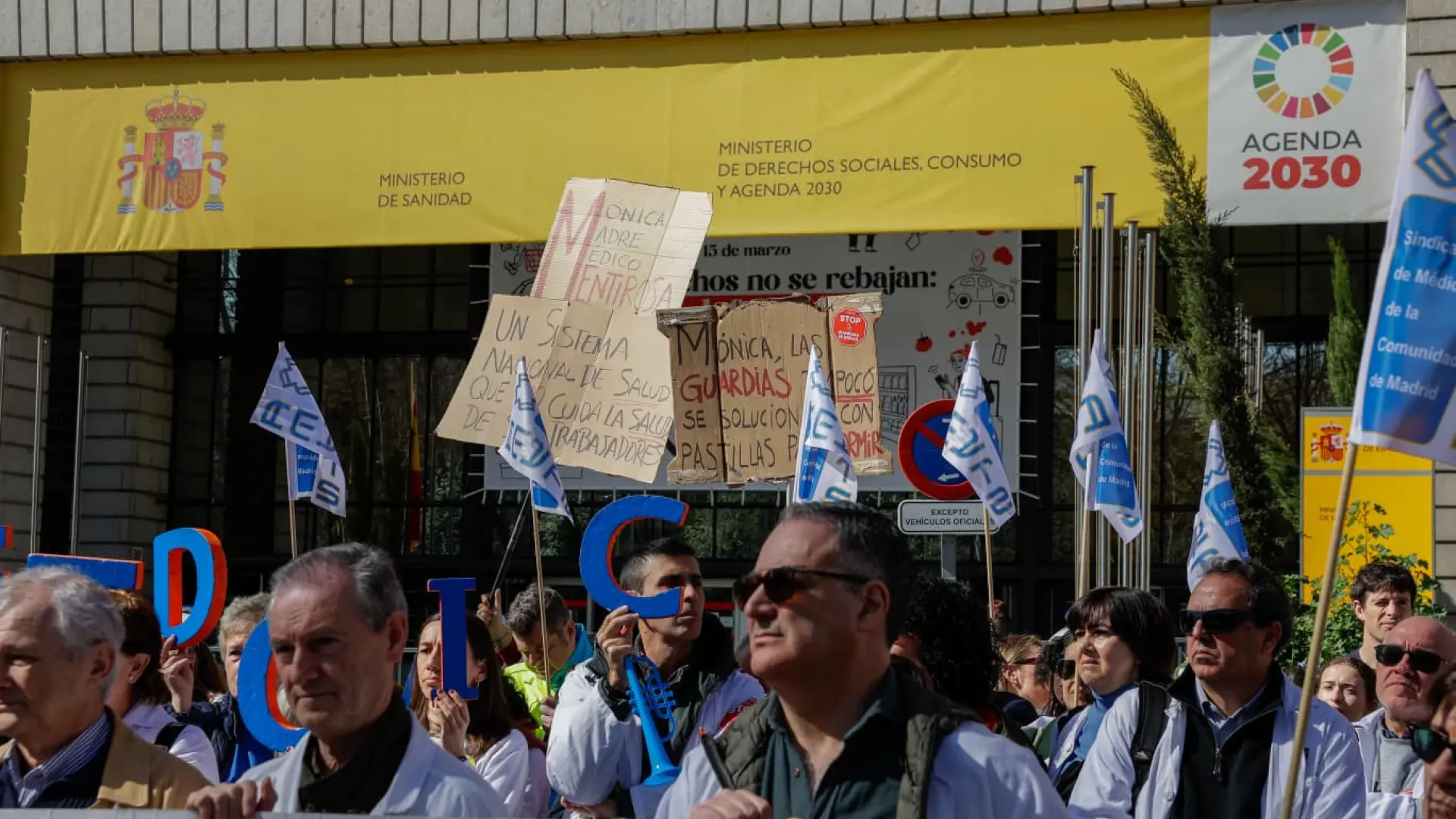 
         Sindicatos y Sanidad acuerdan reunirse este jueves para negociar las reivindicaciones de los médicos tras dos huelgas semanales 
    