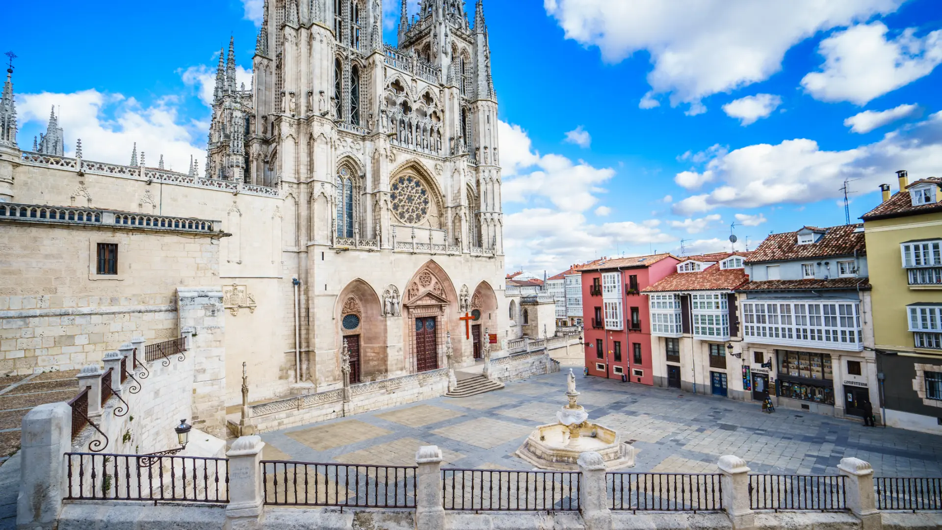 
         Monumentalidad y austeridad castellana en una de las principales capitales gastronómicas de España 
    