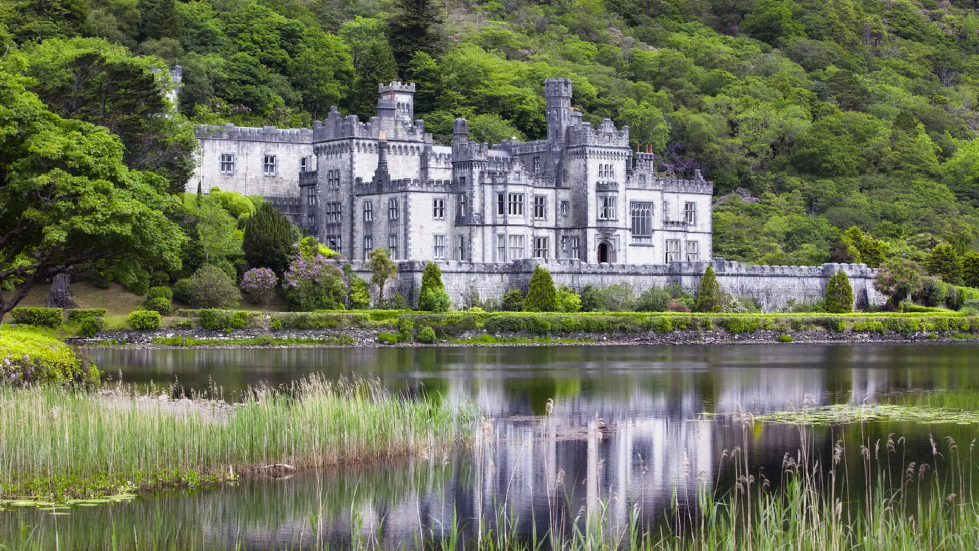 
         El impresionante castillo a orillas de un lago que se ha reconvertido a un convento 
    