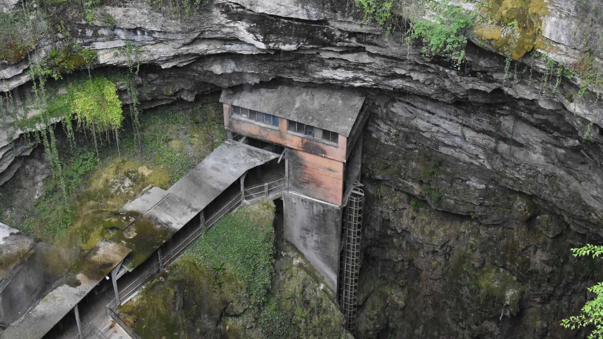 
         Viaje al centro de la Tierra: la cueva donde puedes surcar un río subterráneo y que parece de película 
    