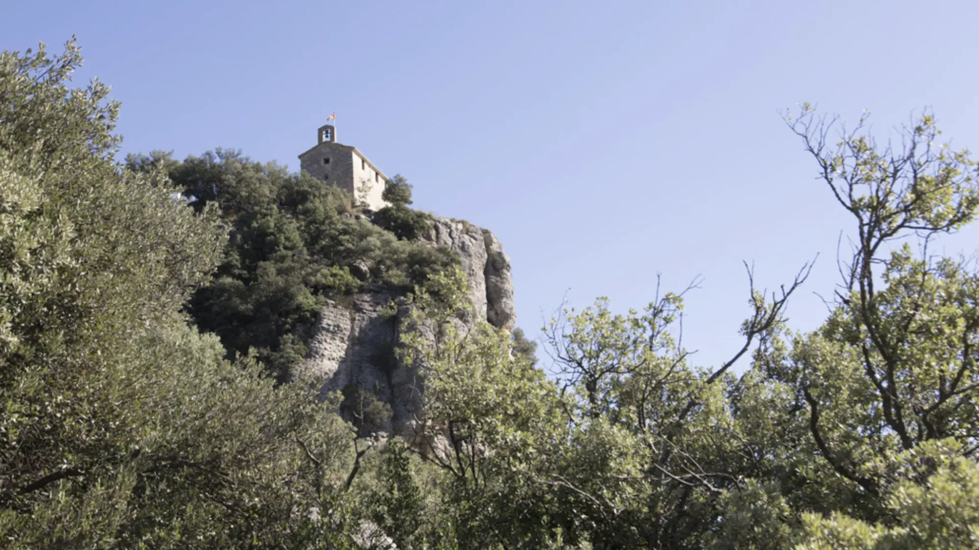 
         La ermita románica de Girona que parece colgada de un precipicio 
    