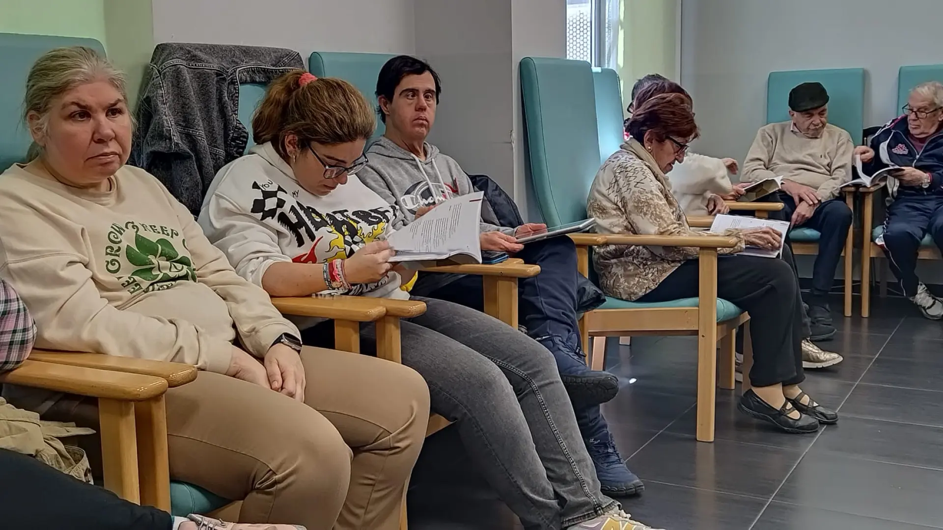 
         Ni ayudados ni eternos pacientes: así es el club de lectura fácil donde todos son importantes 
    