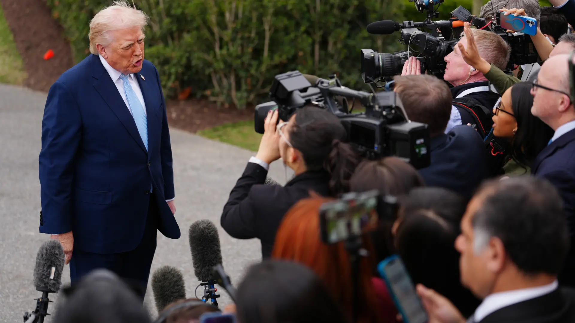 
         De 'spin doctors' a 'delirium doctors': los agentes que cambiaron la política por el arte del relato 
    