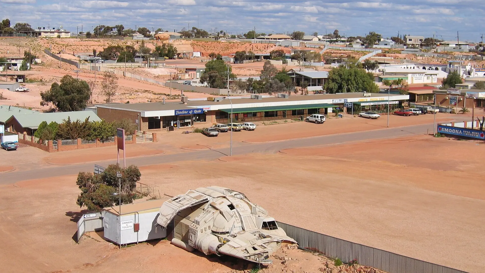 
         Coober Pedy, el pueblo australiano donde todo el mundo vive bajo tierra: "Hay tiendas, cafés y van a misa" 
    