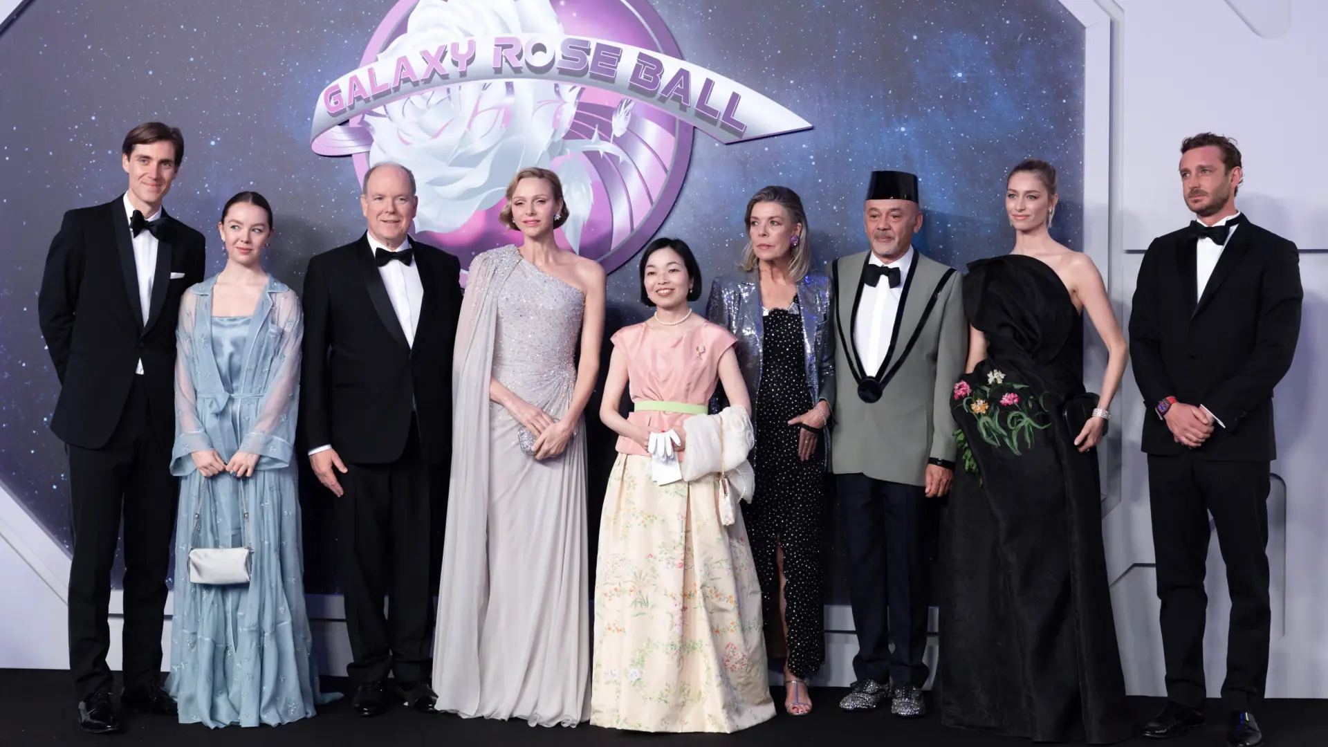 
         De Charlène a Carolina de Mónaco: los 'looks' más galácticos de las 'royals' en el Baile de la Rosa 
    