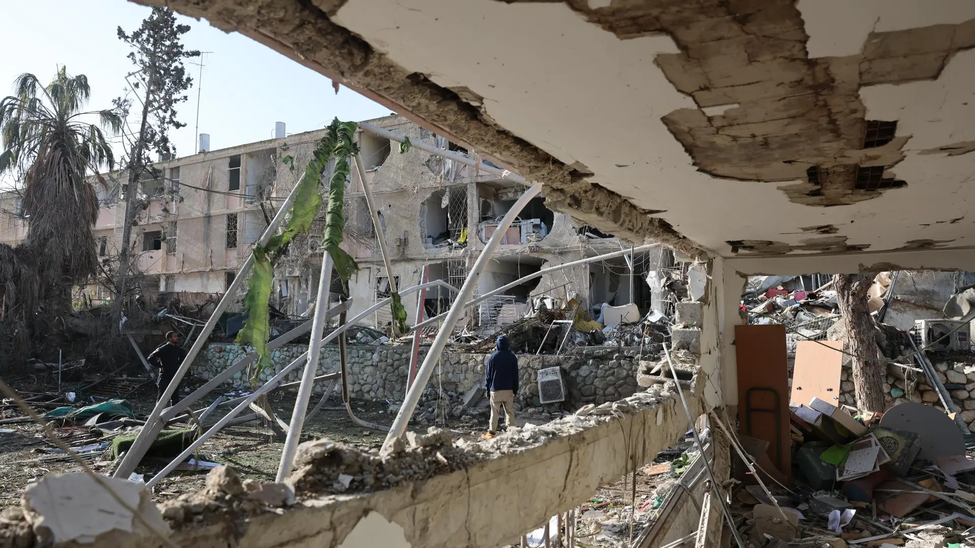 
         Irán perfora las defensas de Israel y provoca 175 heridos en dos ataques mientras Trump lanza un ultimátum a Teherán de 48 horas 
    