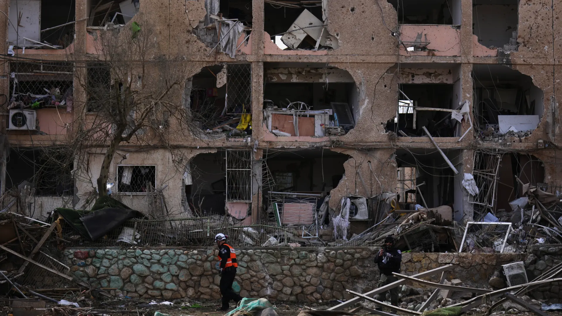 
         Irán perfora el escudo antimisiles de Israel y deja más de 300 heridos en varios ataques en 24 horas 
    