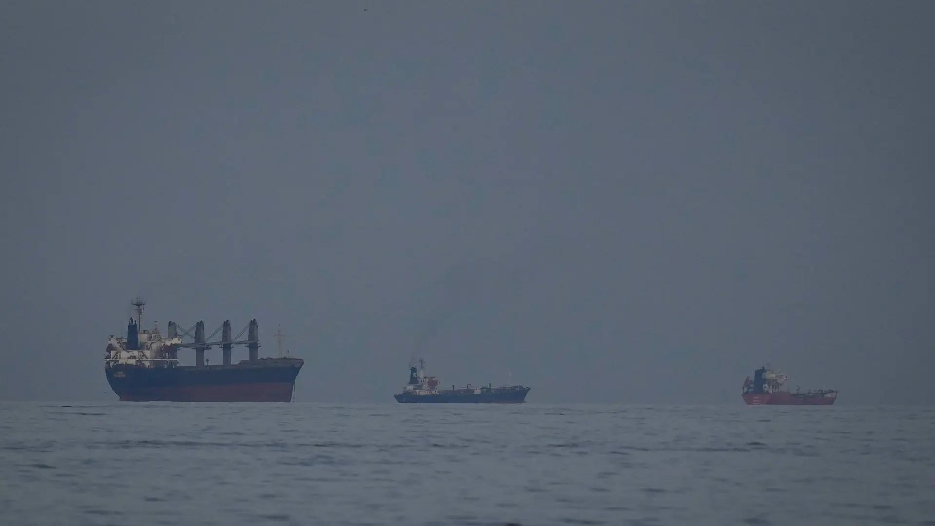 
         Irán amenaza con cerrar "completamente" el estrecho de Ormuz horas antes de que se cumpla el plazo del ultimátum de Trump 
    