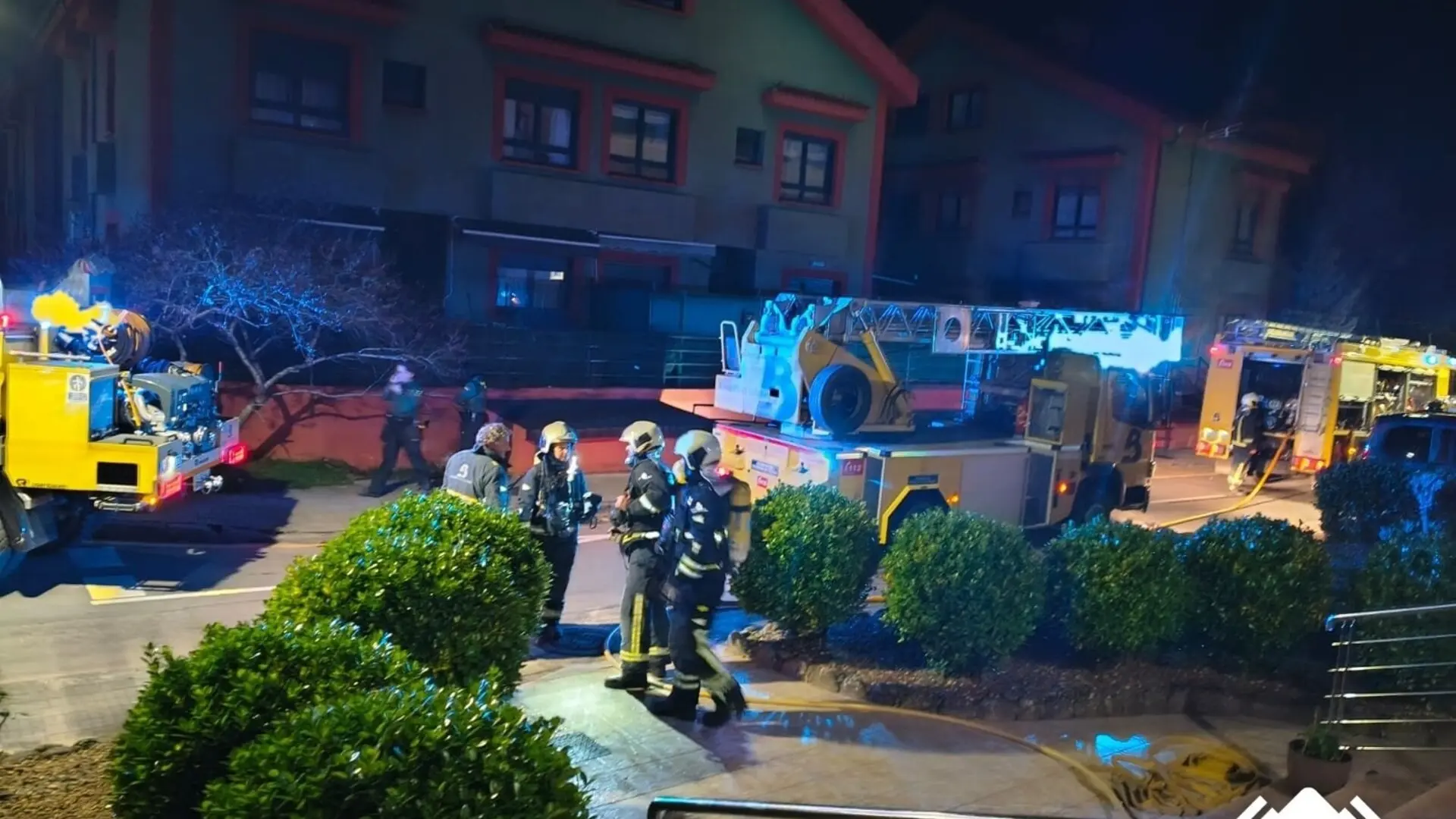 
         Desalojadas 40 personas tras el incendio de una habitación en un hotel en Asturias 
    