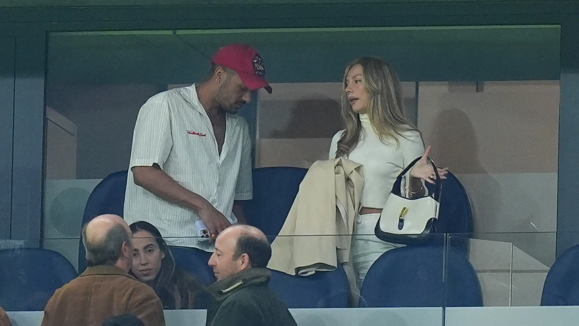 
         Ester Expósito, en el palco VIP del Bernabéu apoyando a Mbappé durante el derbi 
    