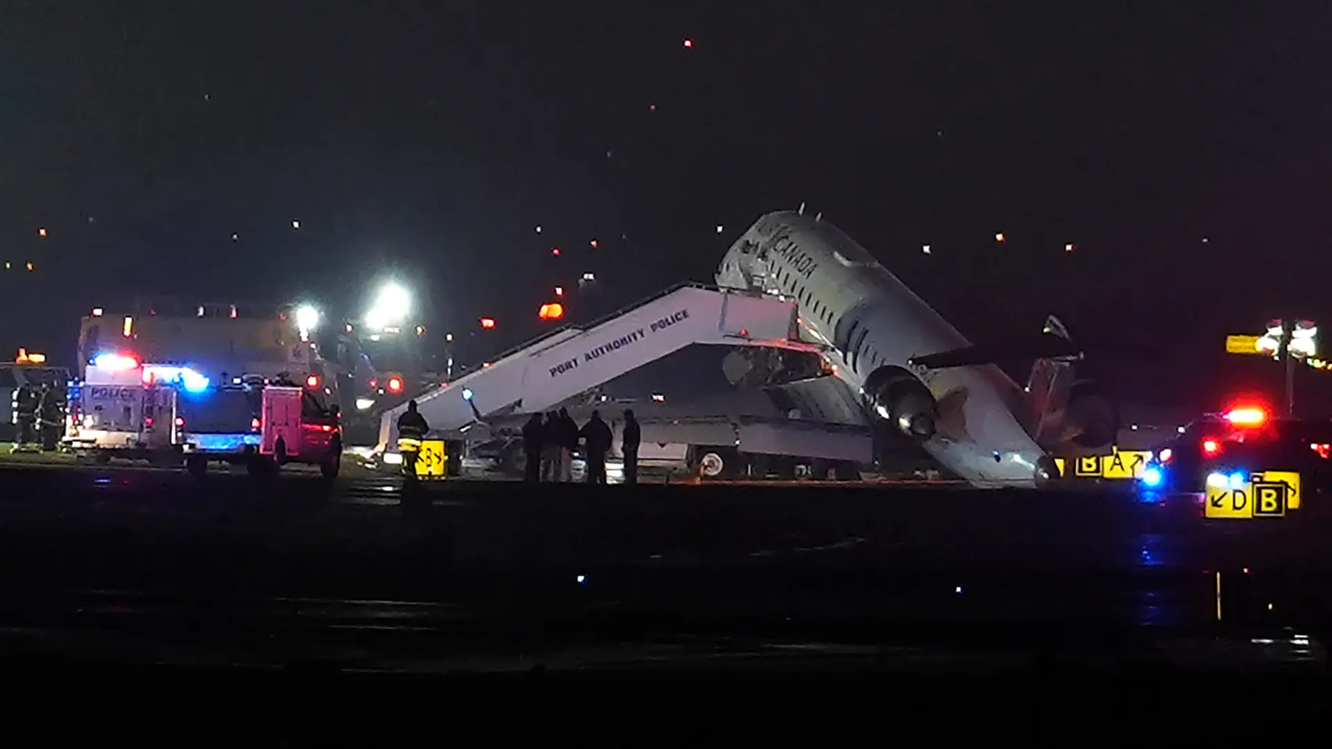 Dos muertos tras el choque de un avión y un camión de bomberos en el aeropuerto de LaGuardia de Nueva York