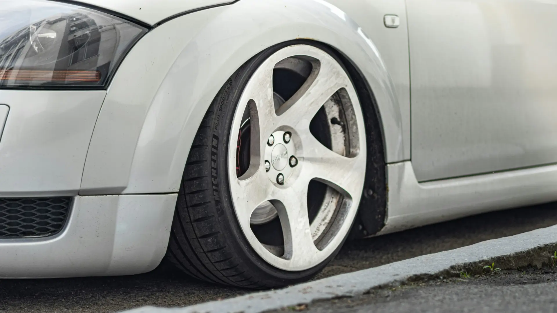 
         Los sensores de las ruedas de tu coche pueden utilizarse para espiarte sin que te des cuenta 
    