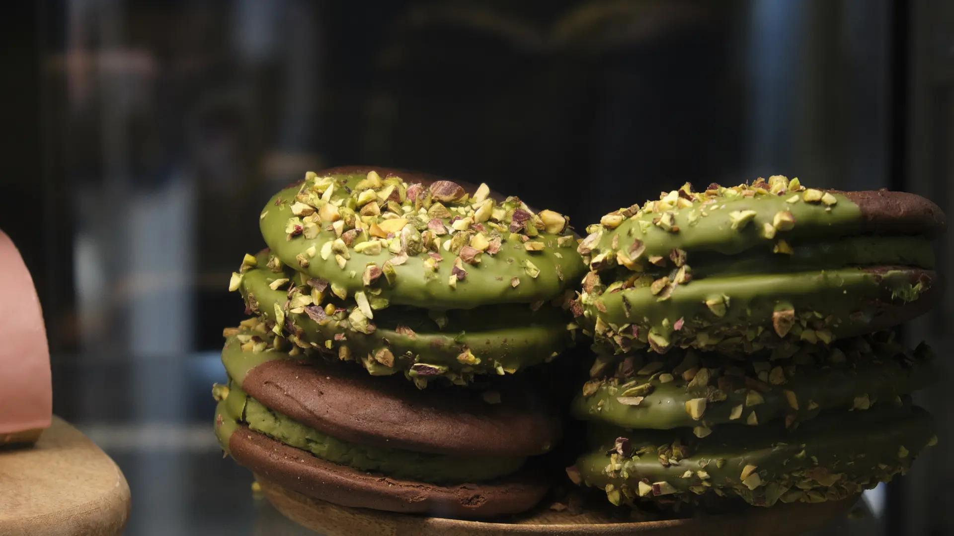 
         Receta de galletas de chocolate tipo 'brownie' con relleno de pistacho: irresistibles y sabrosas 
    