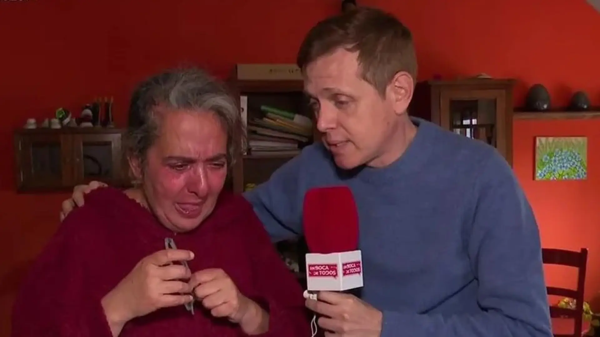 
         Se rompe en 'En boca de todos' al recordar la agresión de sus vecinos: "Me dio en la cabeza con el martillo" 
    