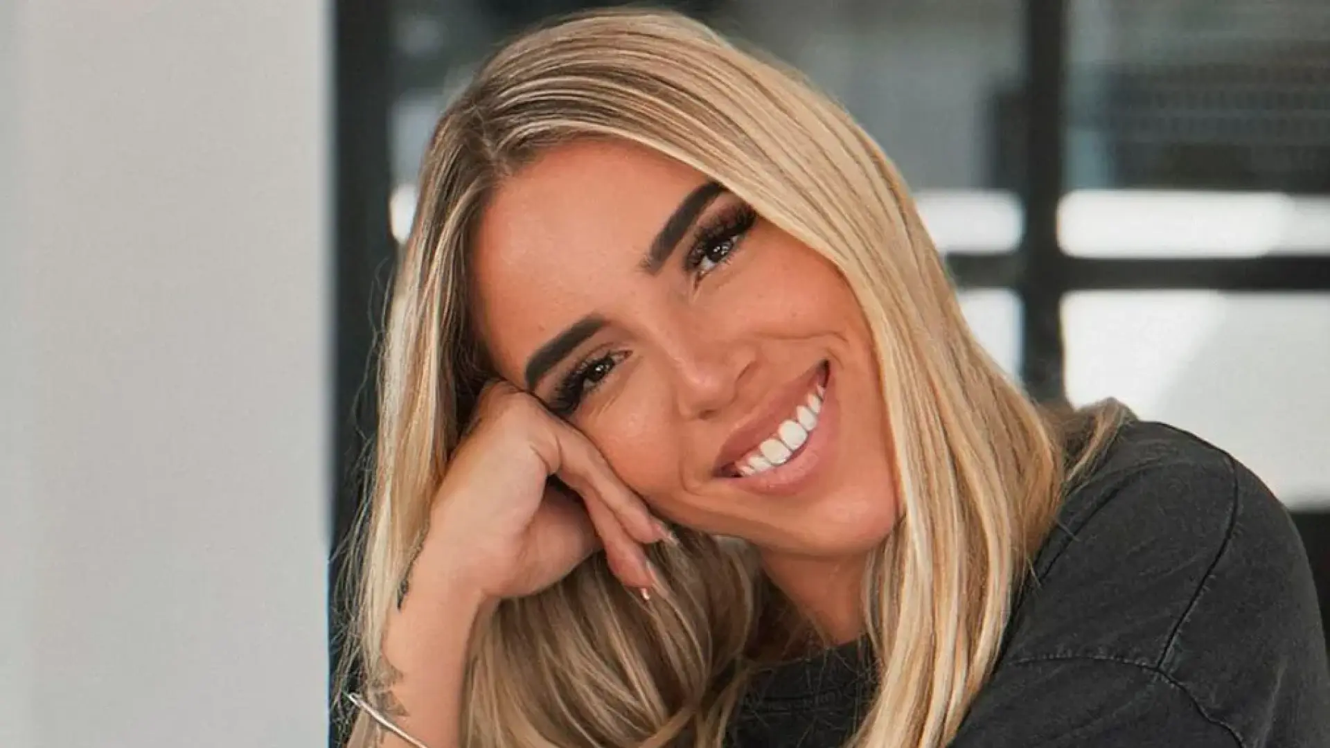 
         Danna Ponce da a luz a su tercera hija y comparte el vídeo del parto 
    