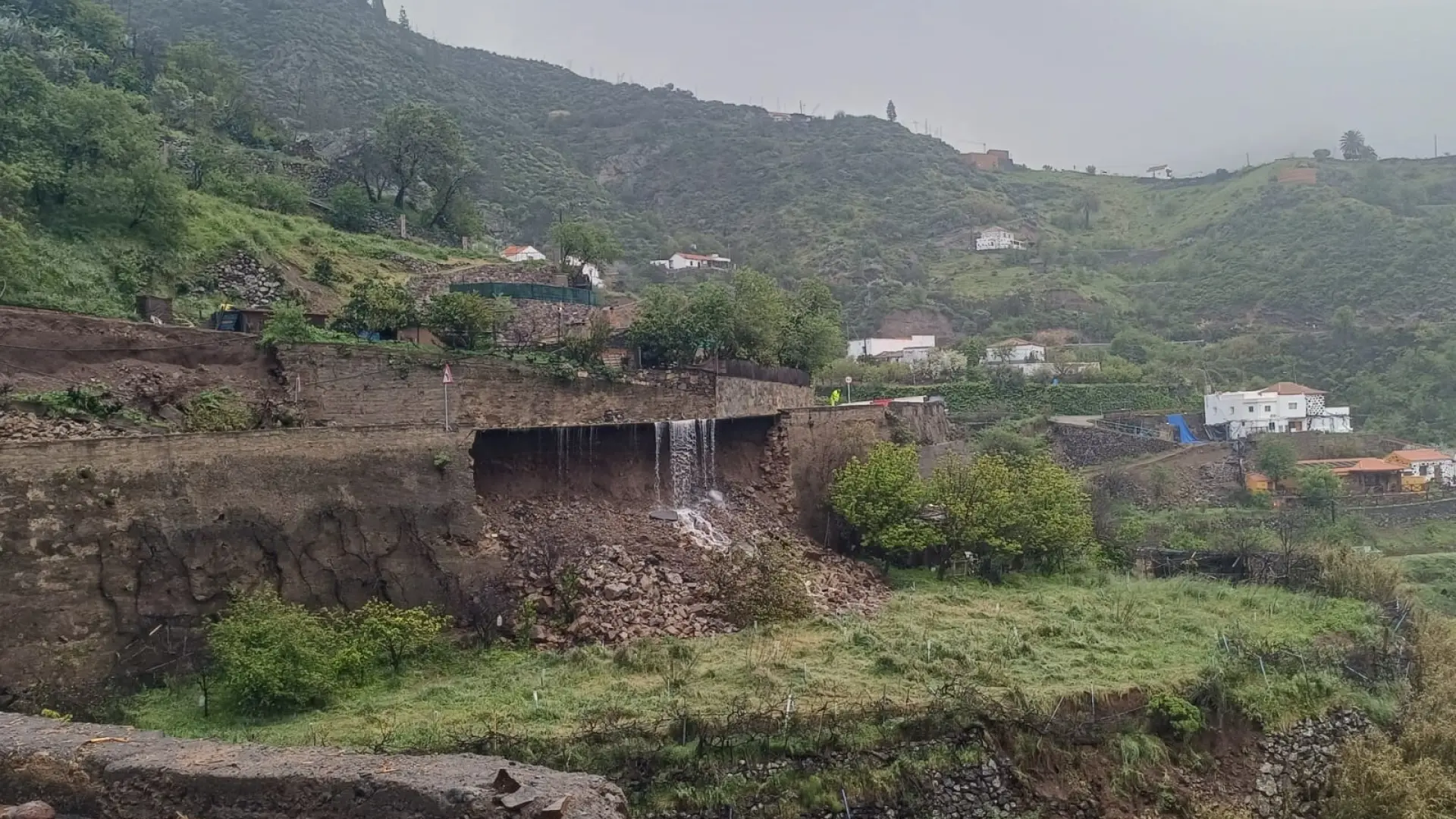
         Gran Canaria registra desbordamientos de cauces y cierre de carreteras por las fuertes lluvias 
    