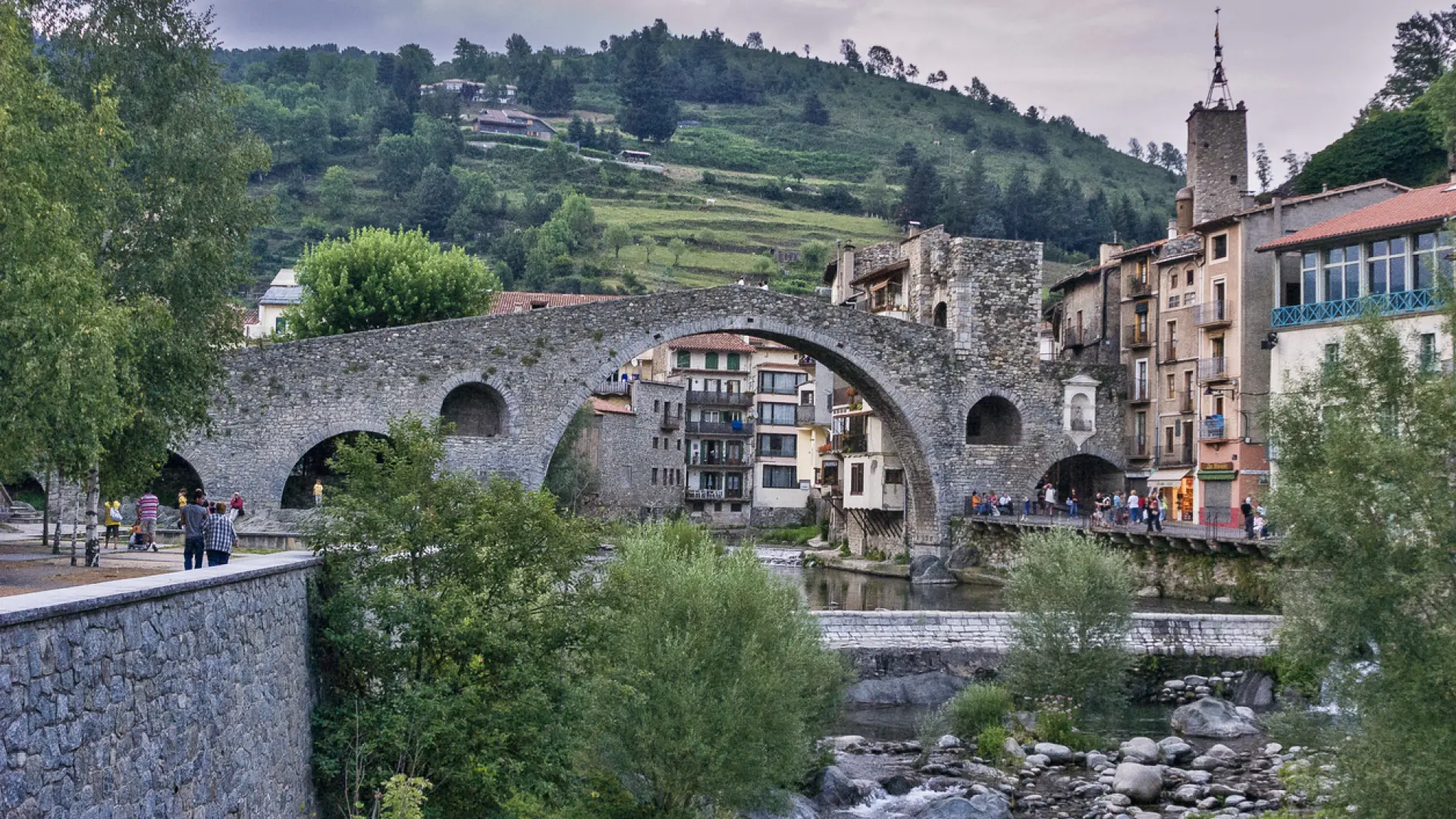 
         El pueblo medieval en Girona donde se fabrican las galletas más antiguas de España: una joya románica con casas golgadas 
    