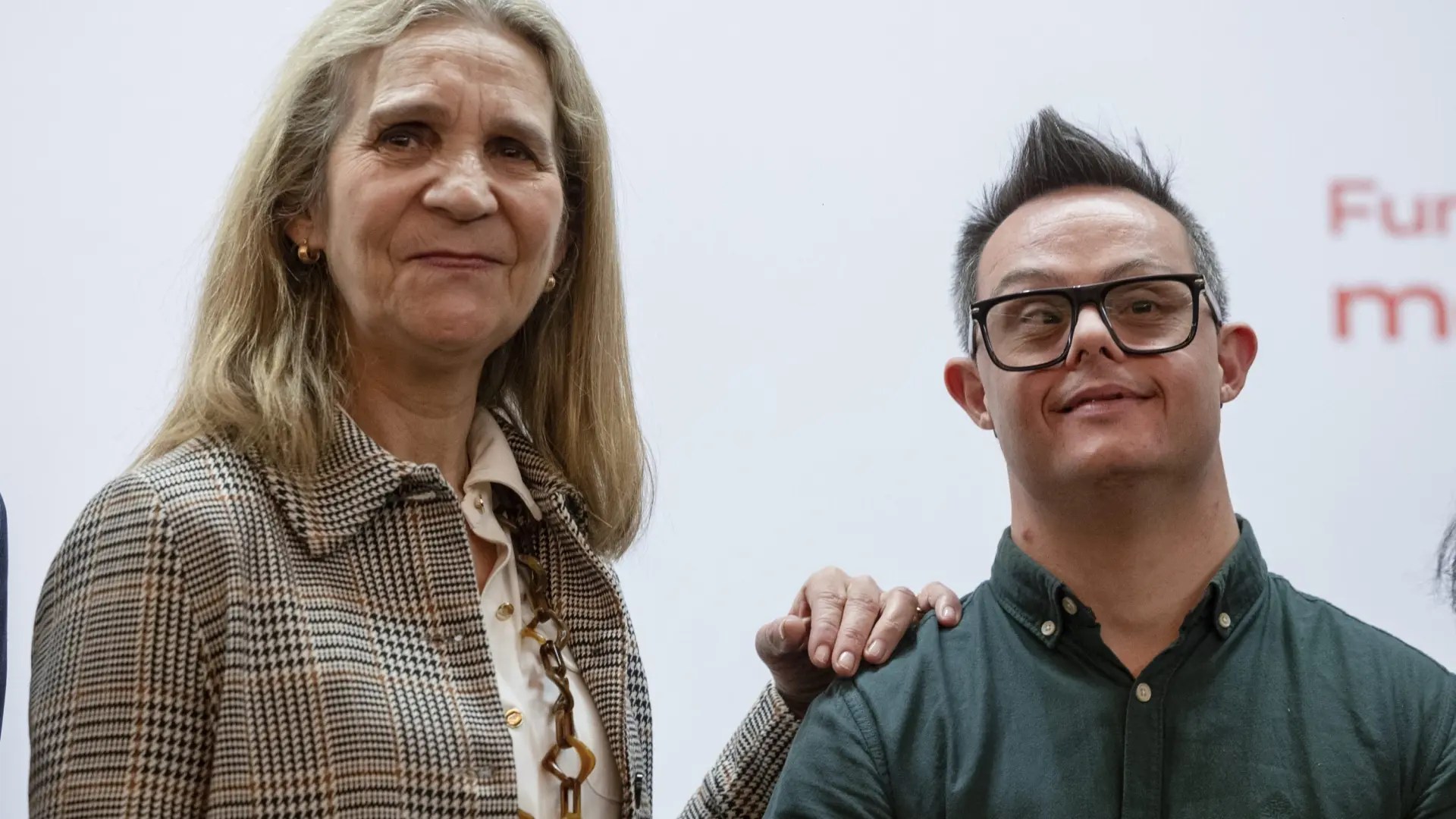 
         La infanta Elena presenta un libro escrito por un joven con síndrome de Down: "Ojalá toque los corazones, como ha tocado el mío" 
    