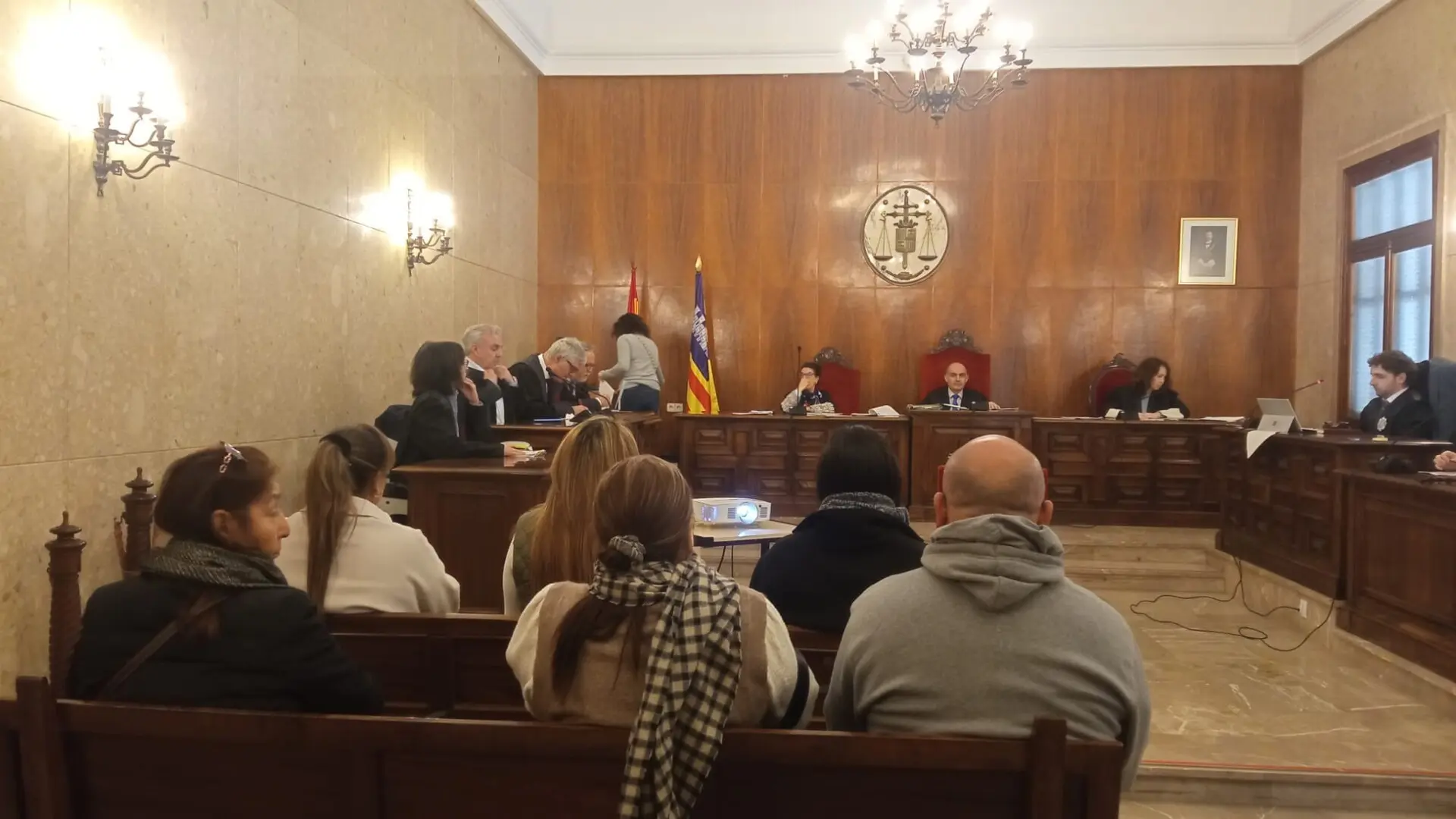 
         Condenadas tres mujeres a 10 años de prisión por prostituir y esclavizar a dos jóvenes en Mallorca 
    