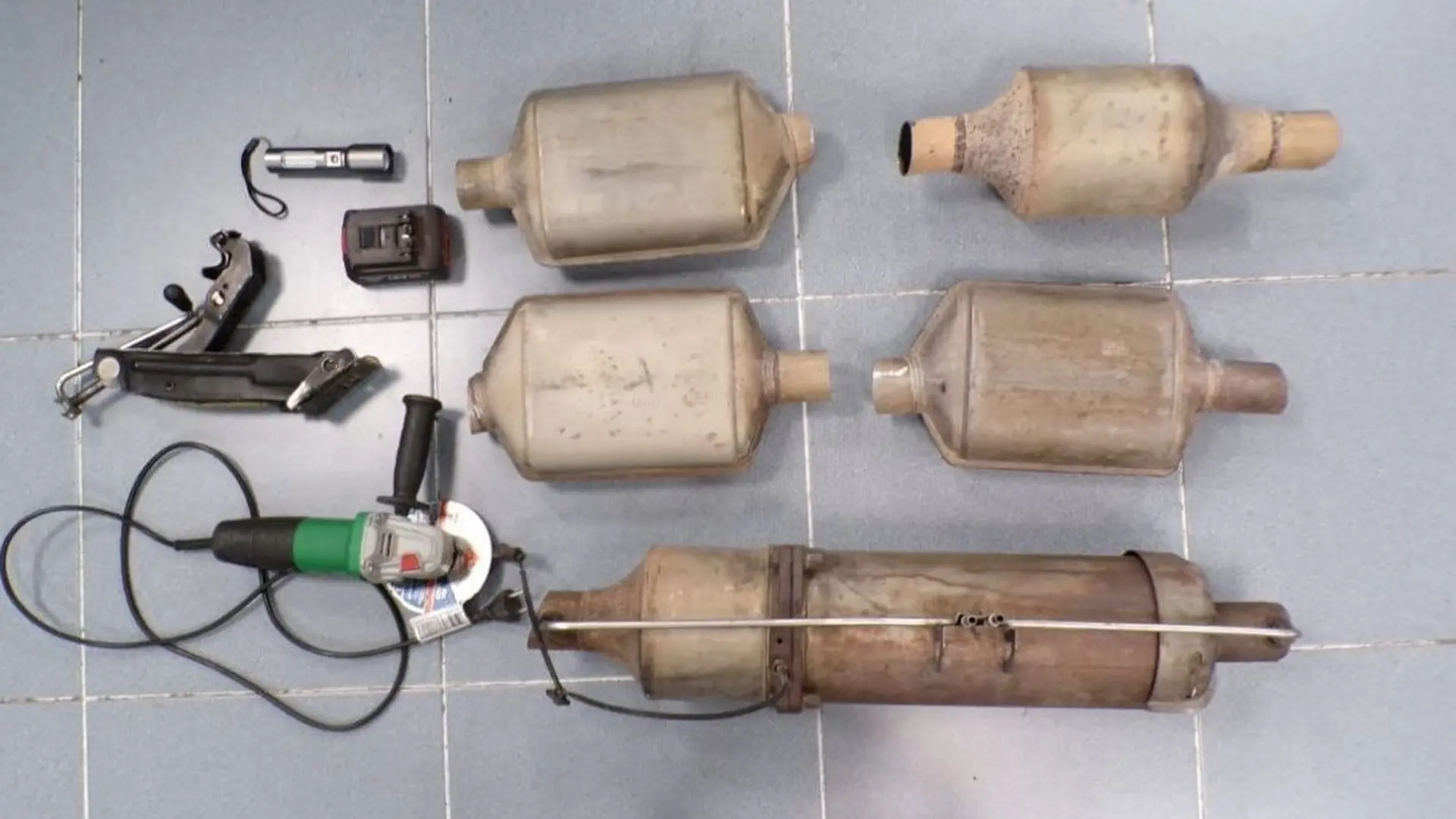 
         Tres detenidos en Igualada por levantar 30 coches con un gato de madrugada y robarles el catalizador 
    