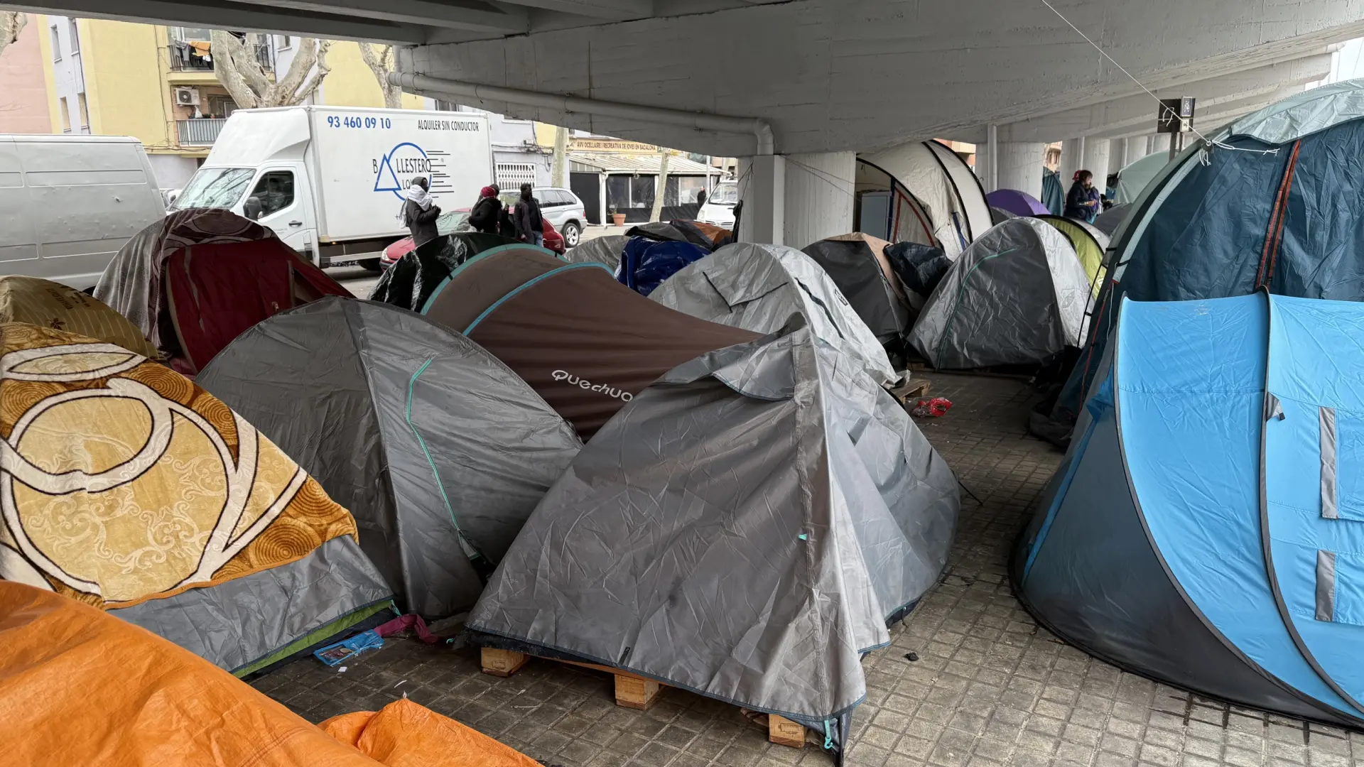 
         Badalona desaloja el asentamiento bajo la C-31 por motivos de salud pública 
    