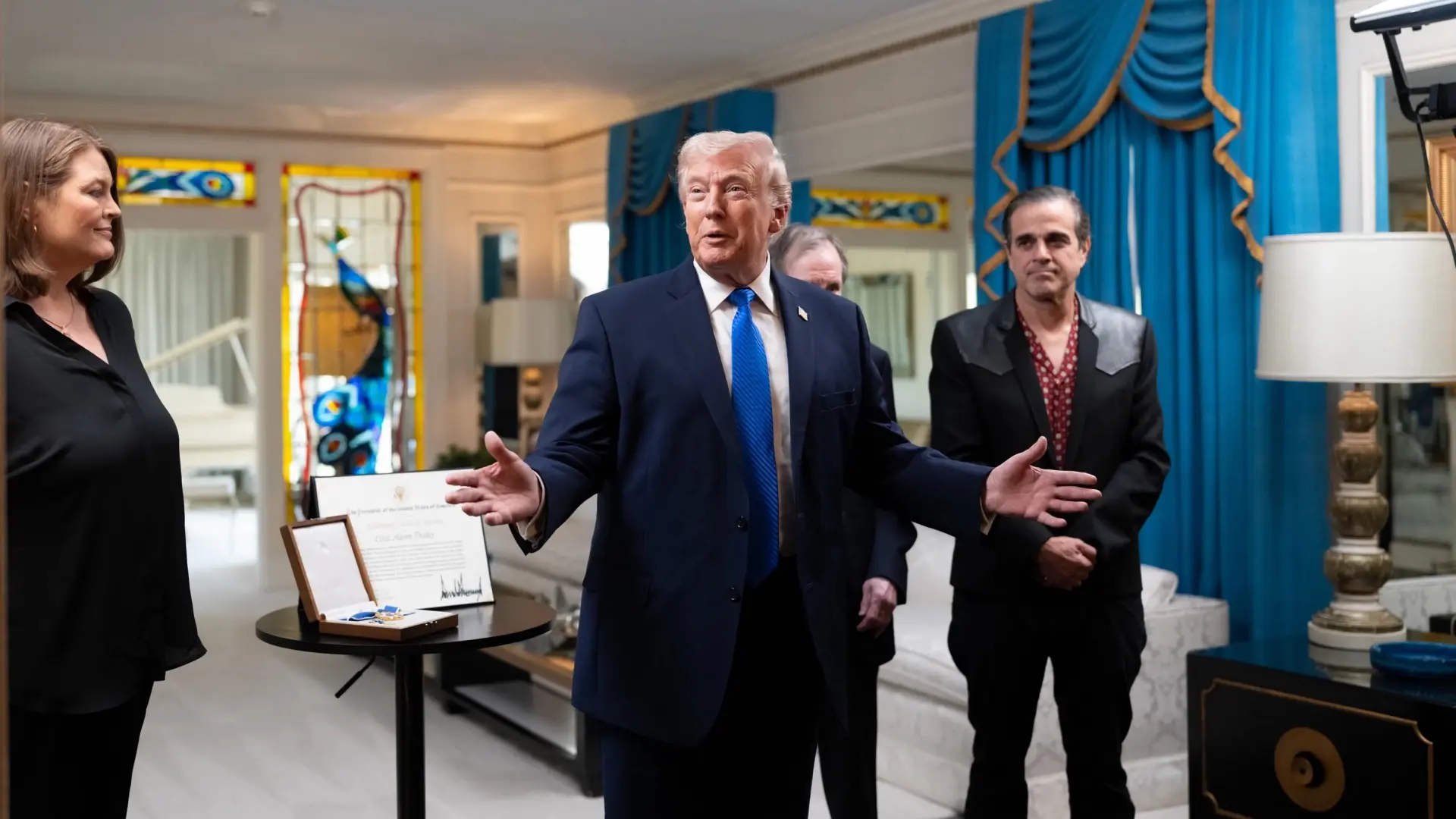 
         Trump visita Graceland, la mansión de Elvis Presley: "¿Quién no le ama?" 
    