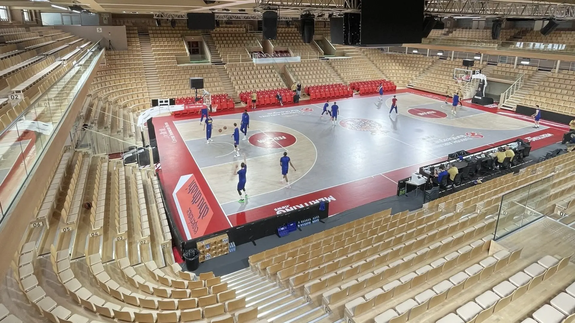 
         Salle Gaston Médecin, Mónaco: la cancha bajo las gradas de un estadio de fútbol 
    