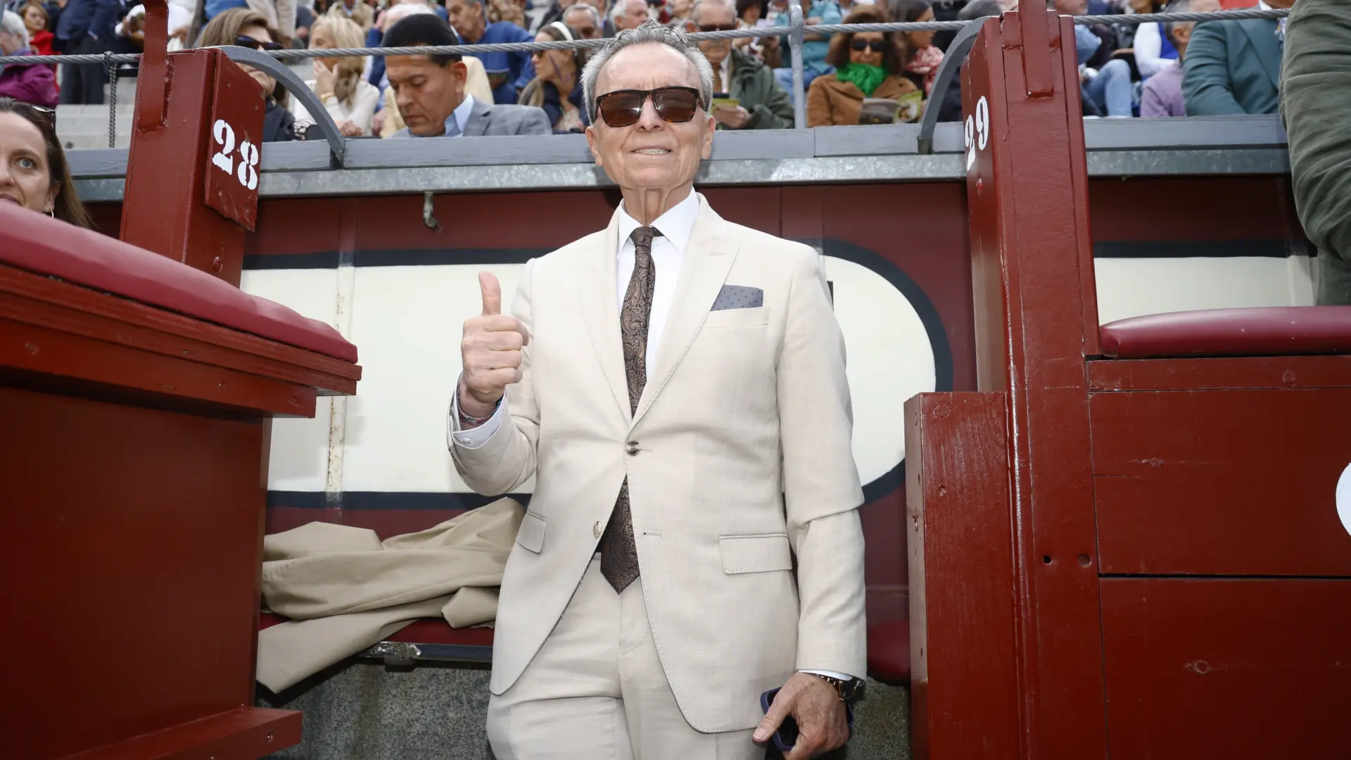 
         Las impactantes imágenes de José Ortega Cano, por los suelos en su 'performance' para un acto benéfico 
    