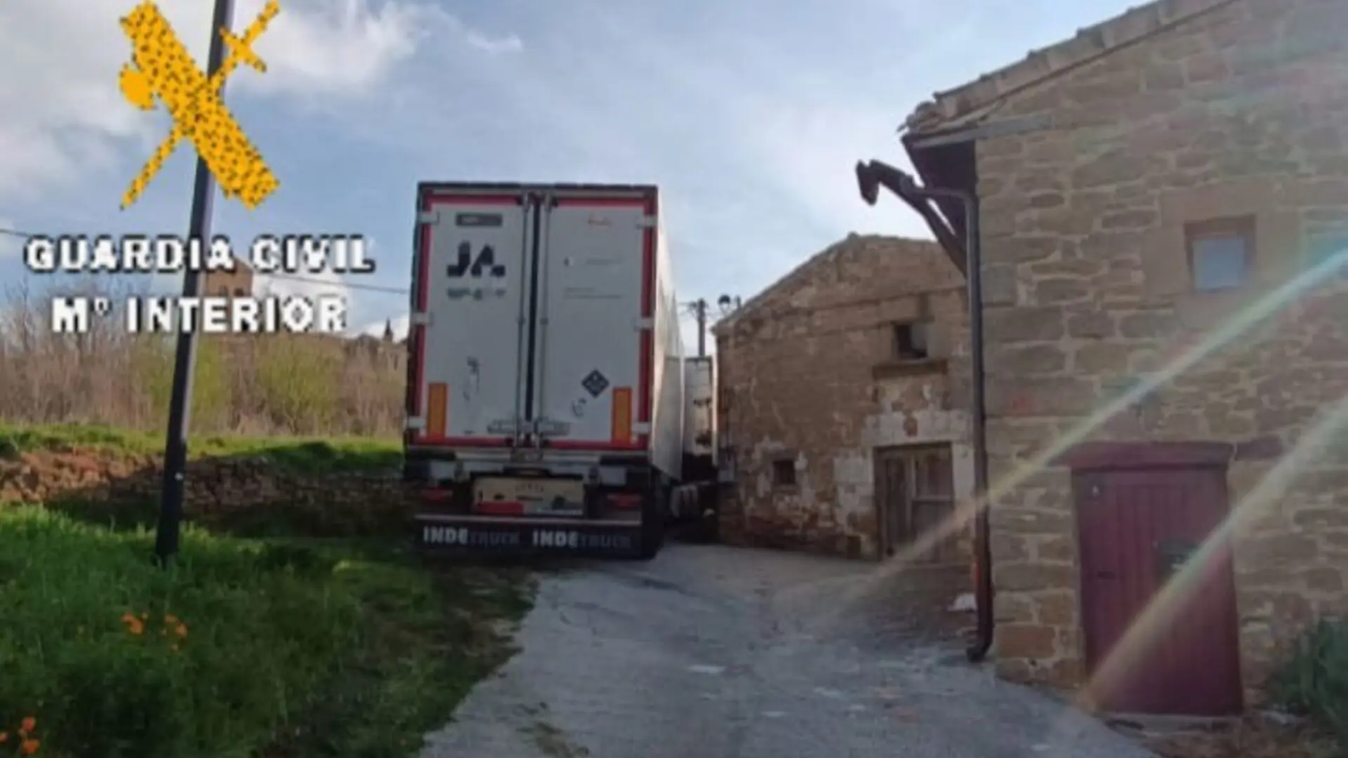 
         Otra víctima del 'agujero negro' del GPS: un camión se queda atascado en Pamplona por seguir las indicaciones del navegador 
    