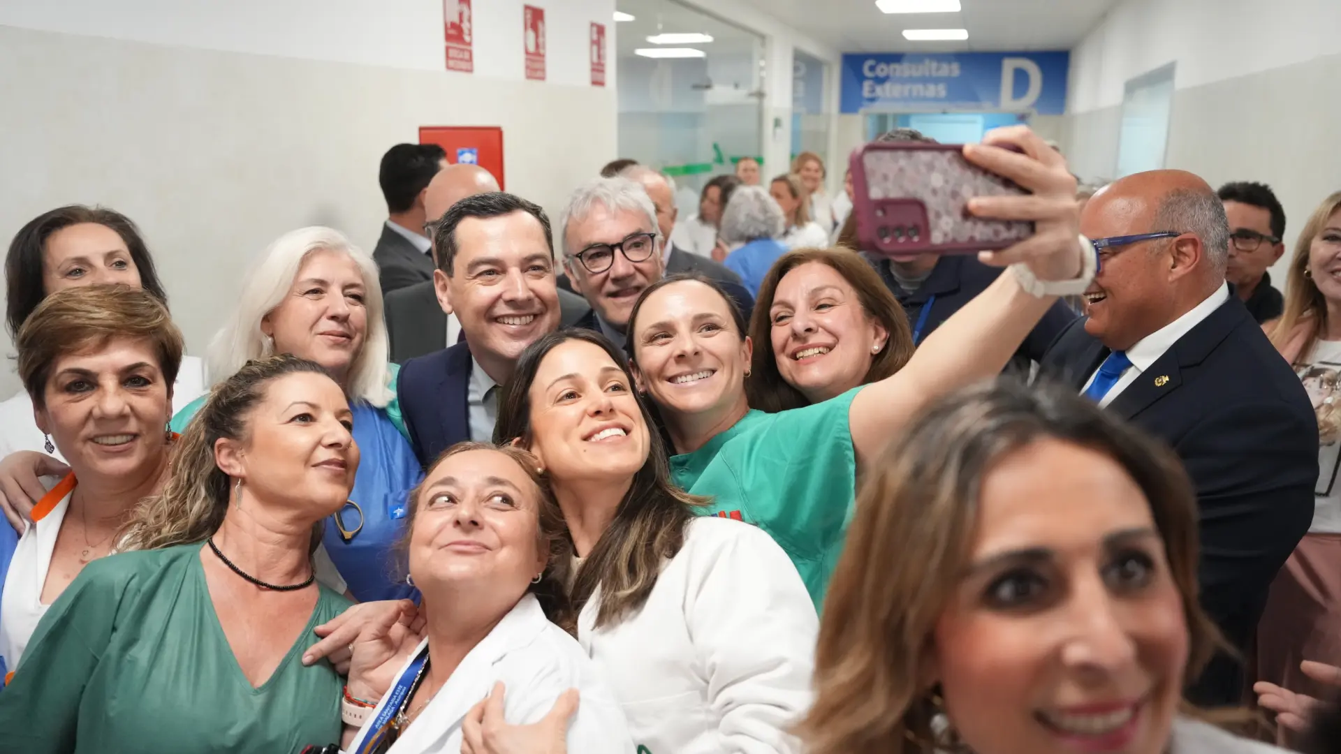 
         Moreno critica que Montero quiera hacer un "referéndum" sobre la sanidad en las urnas y defiende sus mejoras en el SAS 
    