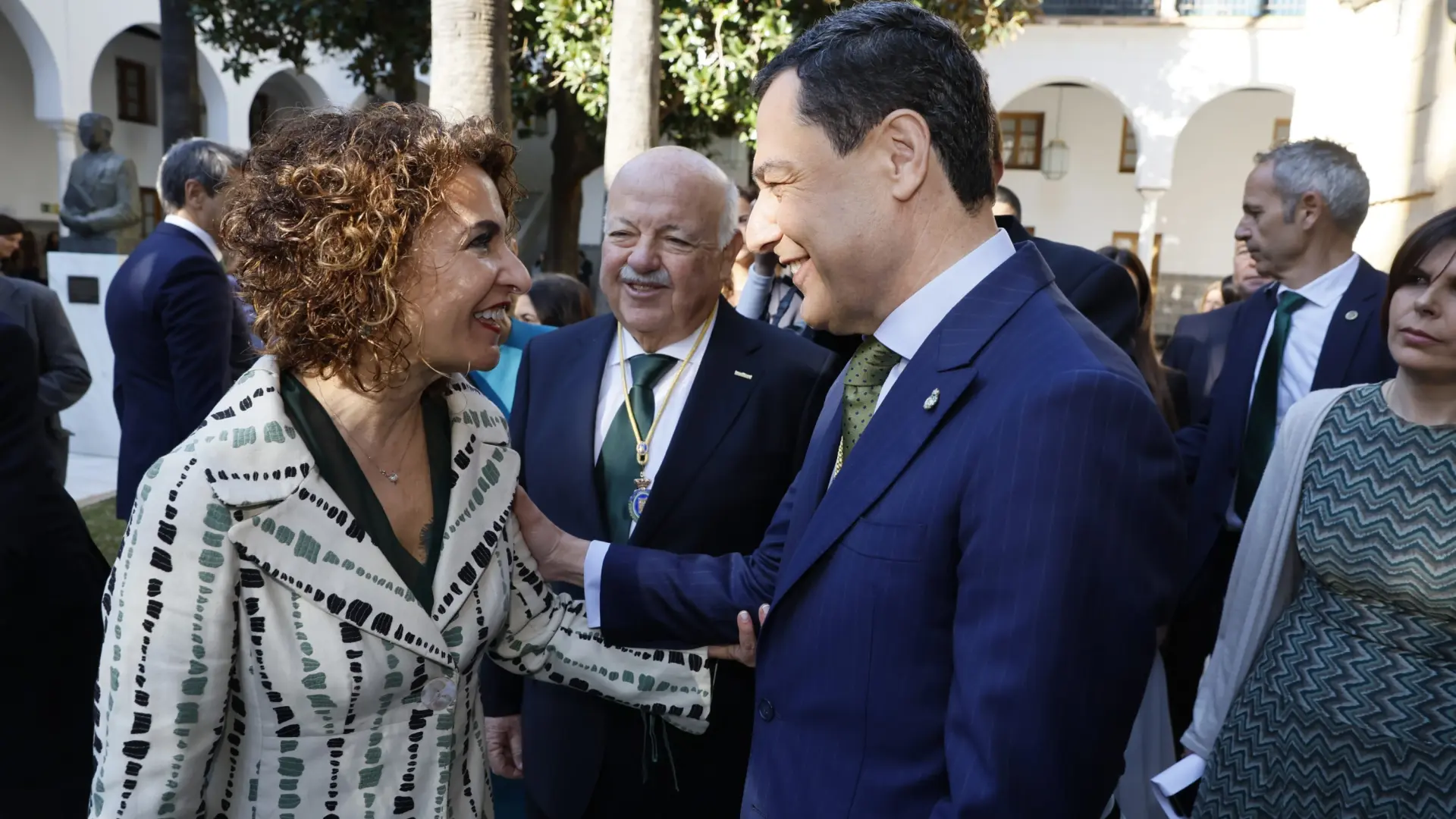 
         Moreno prevé que María Jesús Montero no se quedará en Andalucía: "Probablemente Sánchez la rescate" 
    