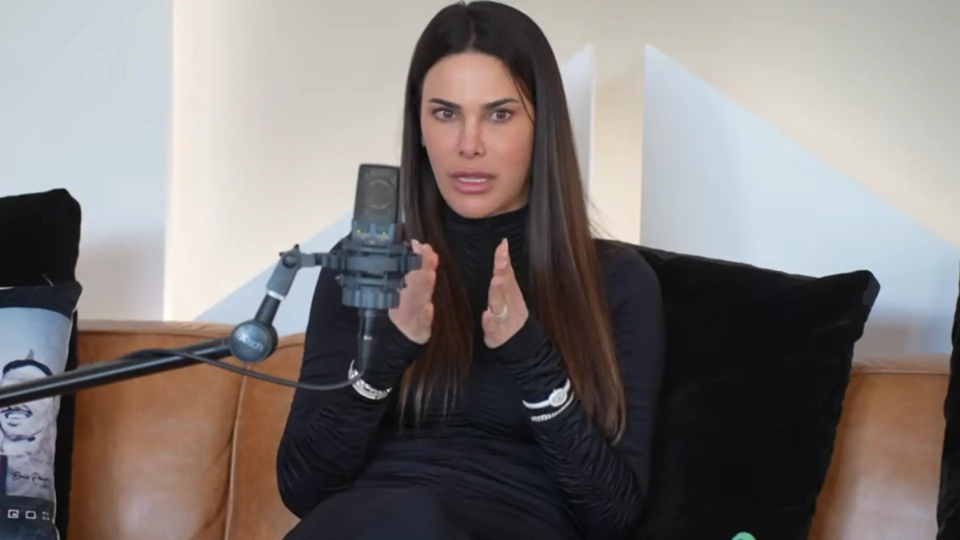 
         Carla Barber estalla contra la baja de una empleada: "Sube historias en la playa y haciéndose las uñas" 
    