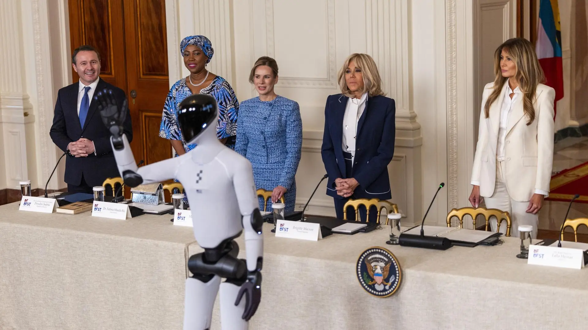 
         Un robot humanoide, el compañero de Melania Trump en una cumbre sobre educación y tecnología 
    
