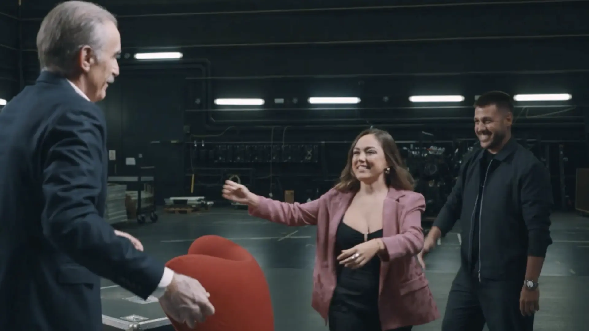 
         Dos artistas de 'Menuda noche' sorprenden a Juan y Medio con una visita inesperada: "¡Madre mía!" 
    