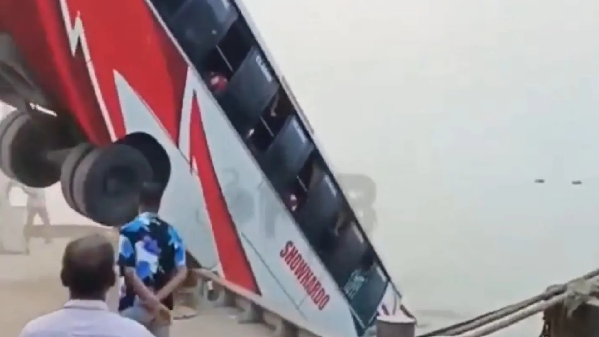 
         Al menos 23 muertos tras caer un autobús al río Padma en una maniobra para acceder a un ferry 
    