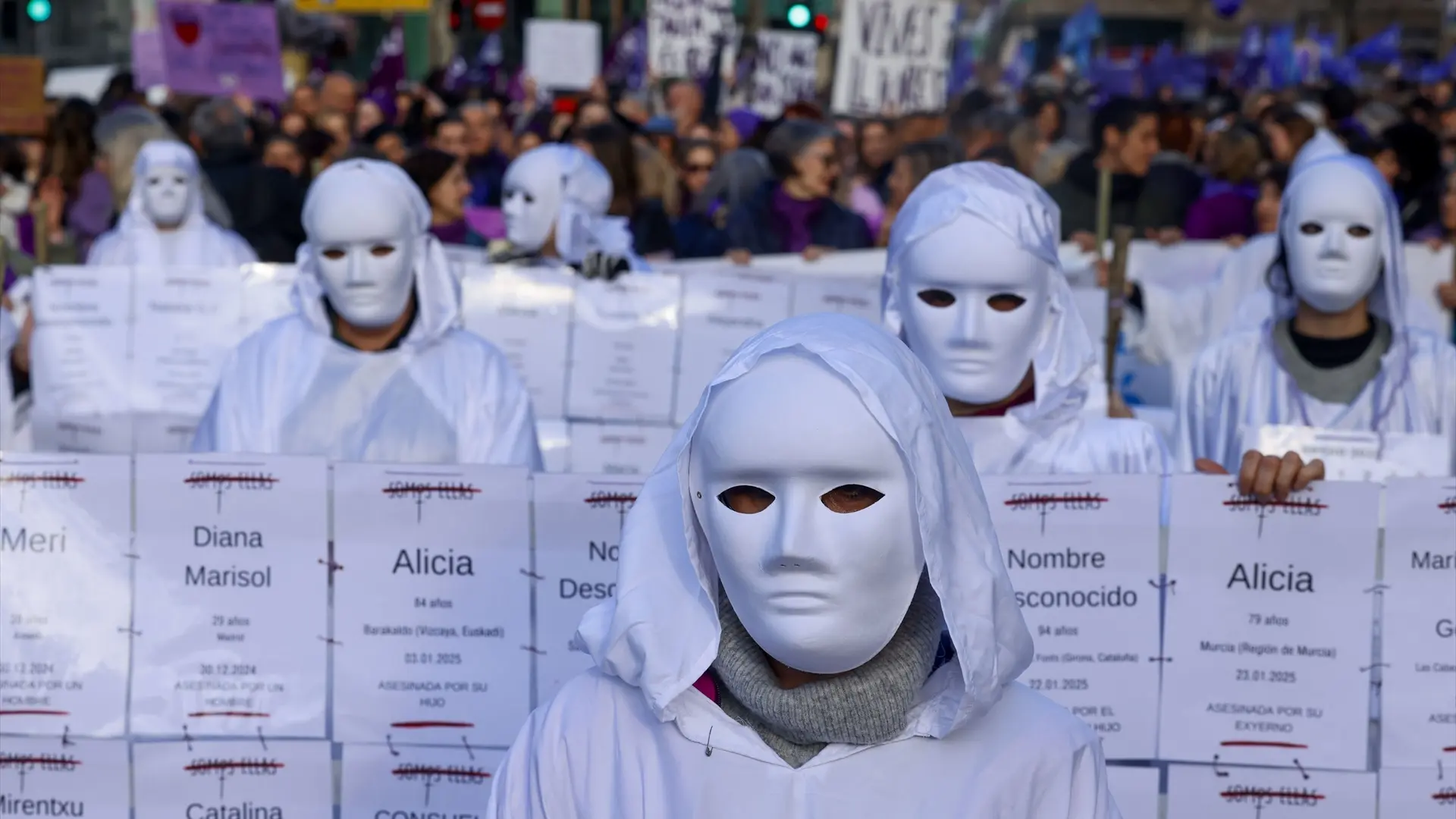 
         Una mujer fue asesinada cada 7 días en 2025: la mayoría convivía con su agresor y el 22% había denunciado 
    