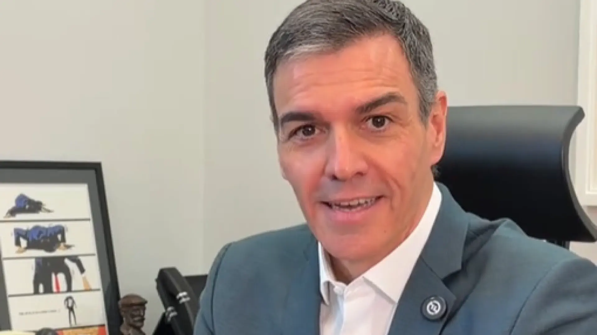 
         El curioso cuadro que Pedro Sánchez tiene dentro de su despacho y que ha creado un famoso dibujante español 
    