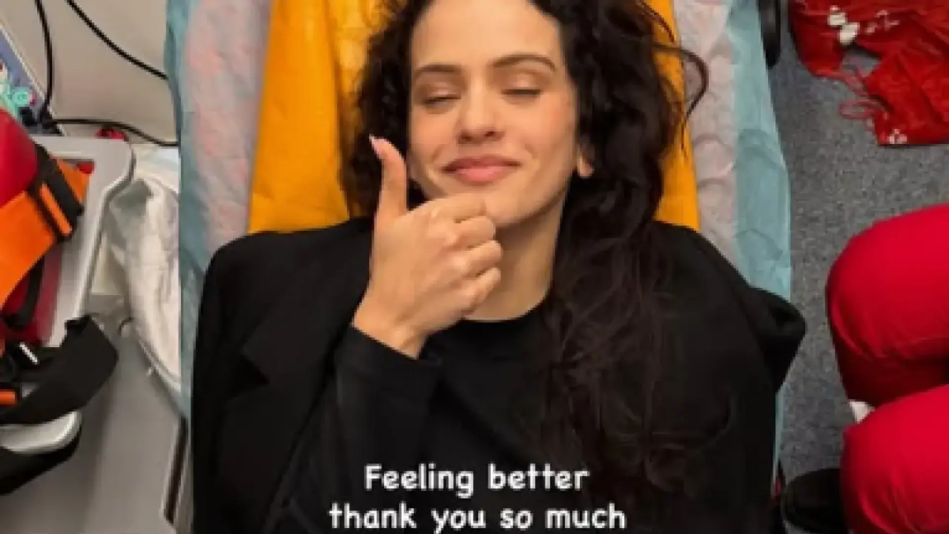 
         Rosalía tranquiliza a sus fans tras su intoxicación... desde una ambulancia 
    