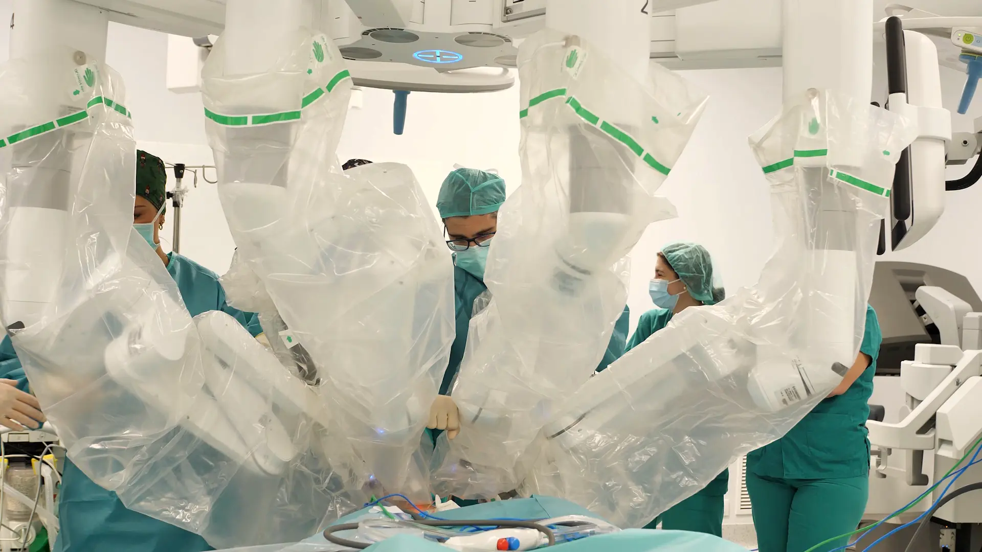 
         El hospital 12 de Octubre recurre a la cirugía robótica para reconstruir la vejiga de un niño de solo siete años 
    