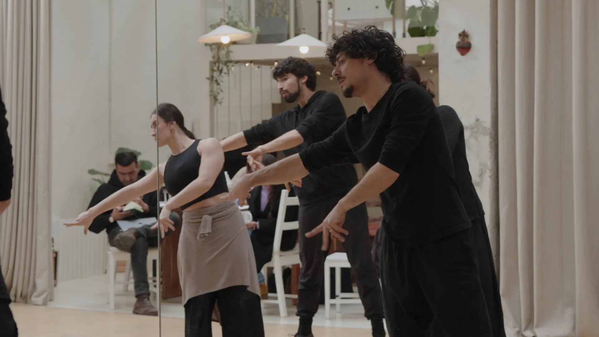 
         La algarabía de las artes frente al tumulto de la guerra 
    