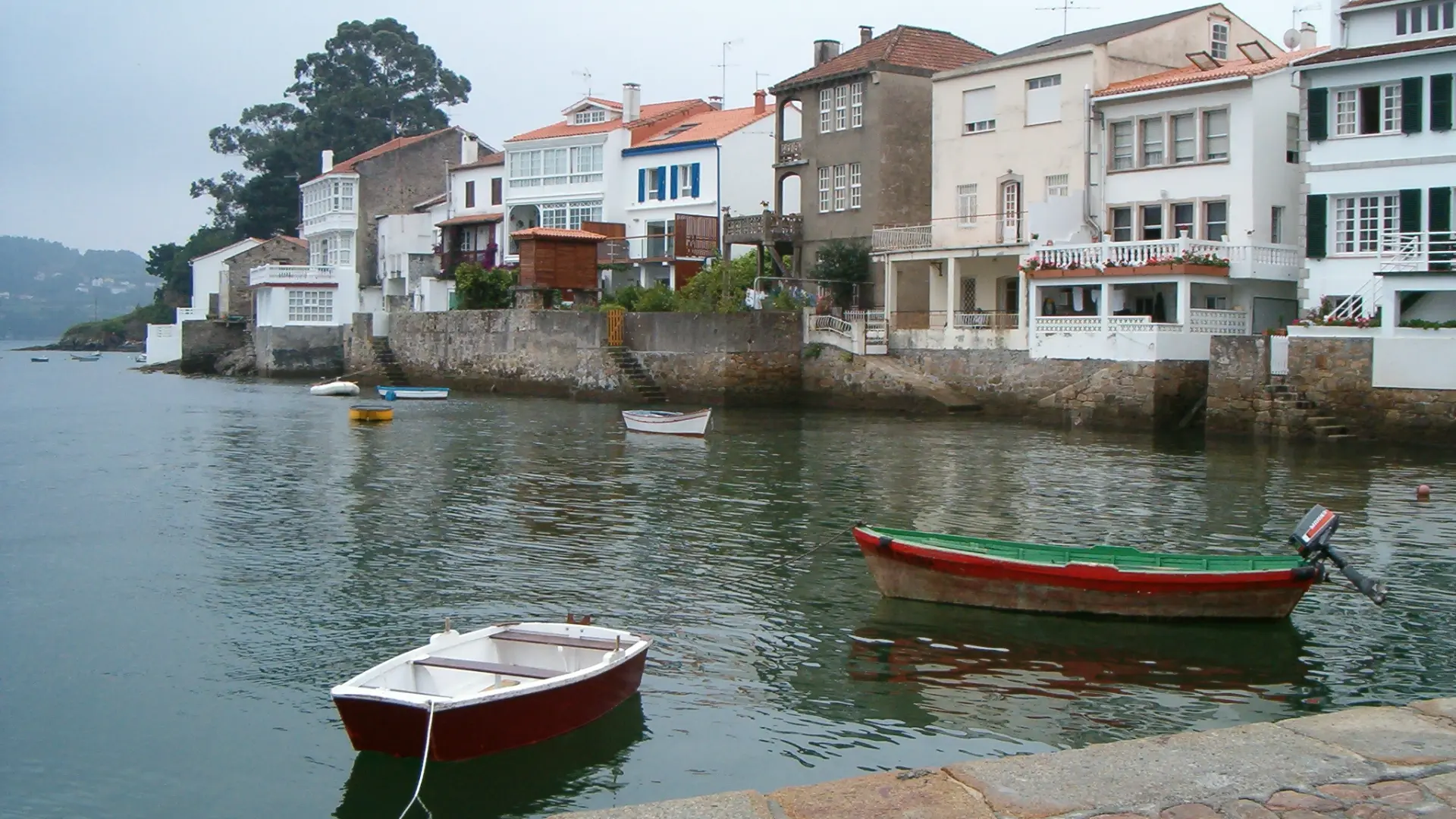 
         El pequeño pueblo marinero de Galicia que encandiló a Pedro Almodóvar: rodó allí una de sus películas 
    