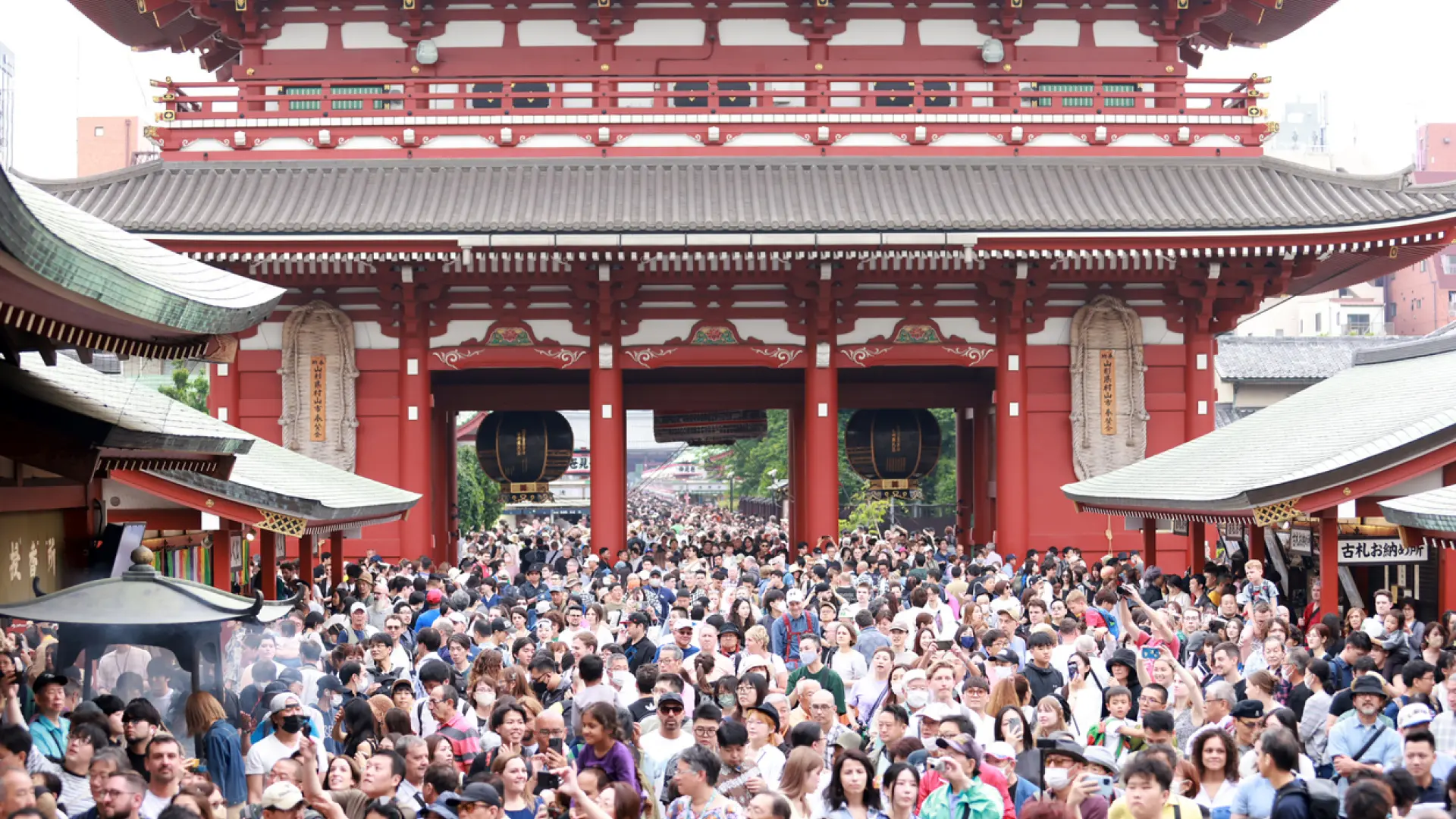 
         Japón endurece las medidas contra el turismo masivo: de limitaciones en el número de visitantes a precios más altos 
    