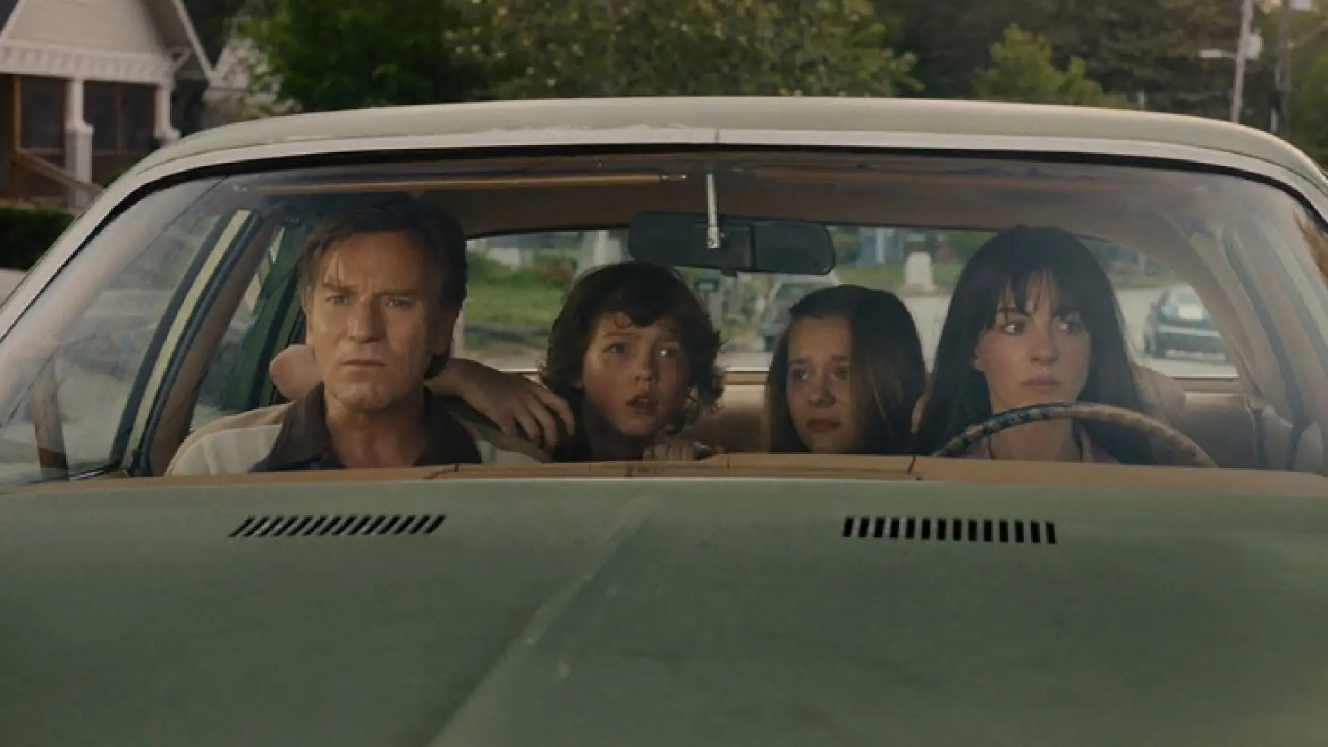 
         El director de 'It Follows' vuelve a meter miedo… y trae dinosaurios: tráiler de 'El final de Oak Street' 
    