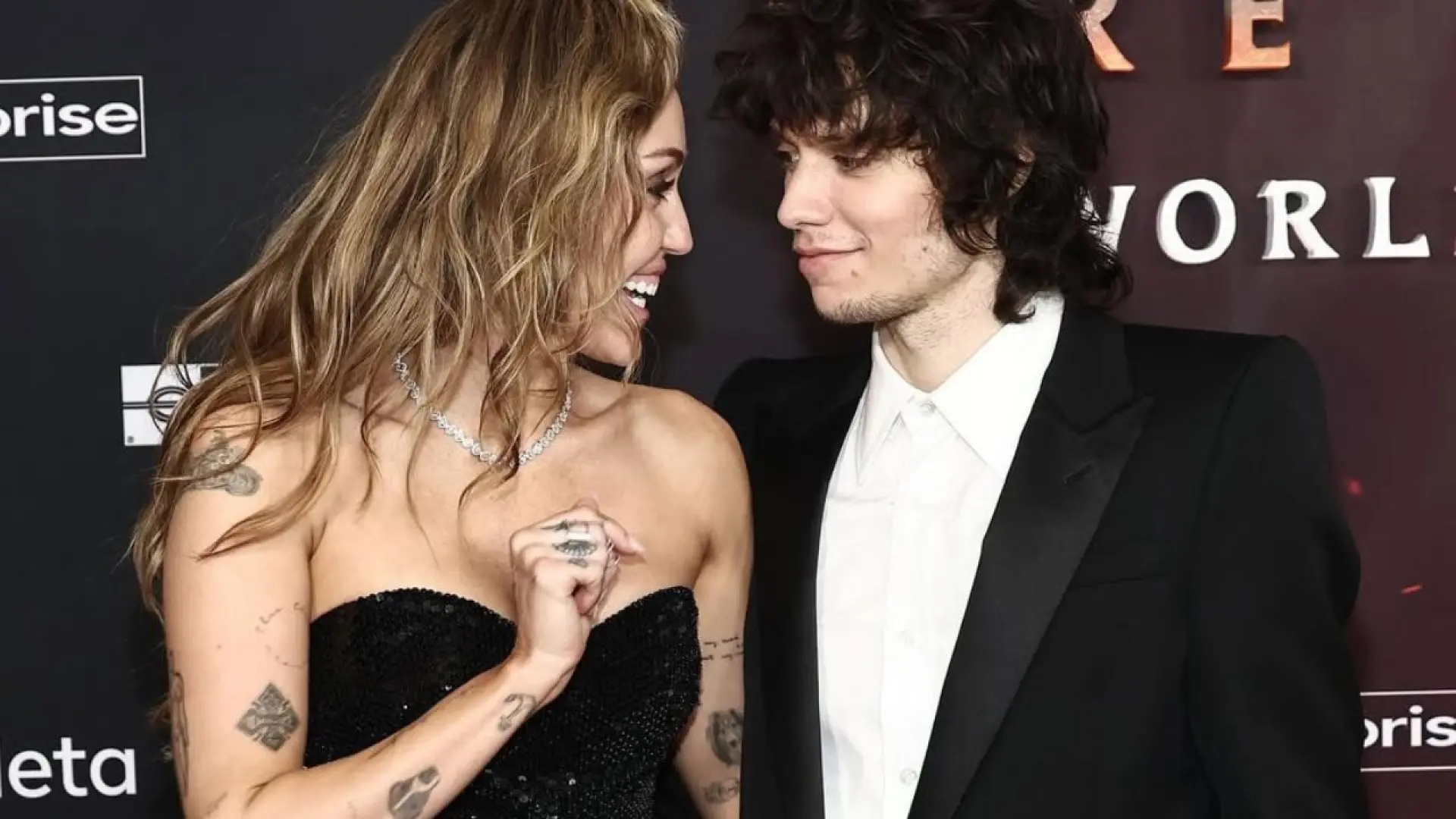 
         Miley Cyrus disfruta del amor con final feliz que se le resistió a Hannah Montana 
    