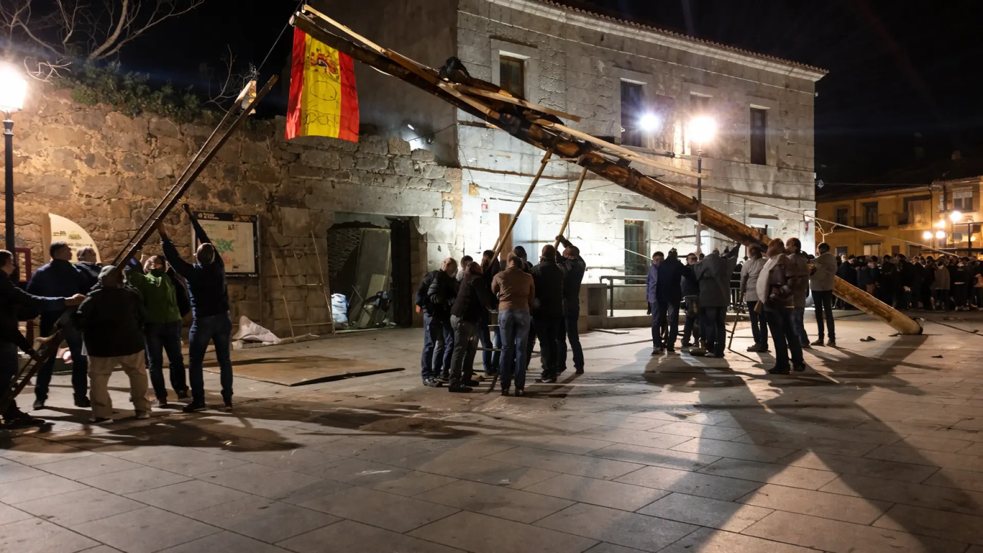 
         Esta es la curiosa costumbre que cierra la Semana Santa en este pueblo de Madrid 
    
