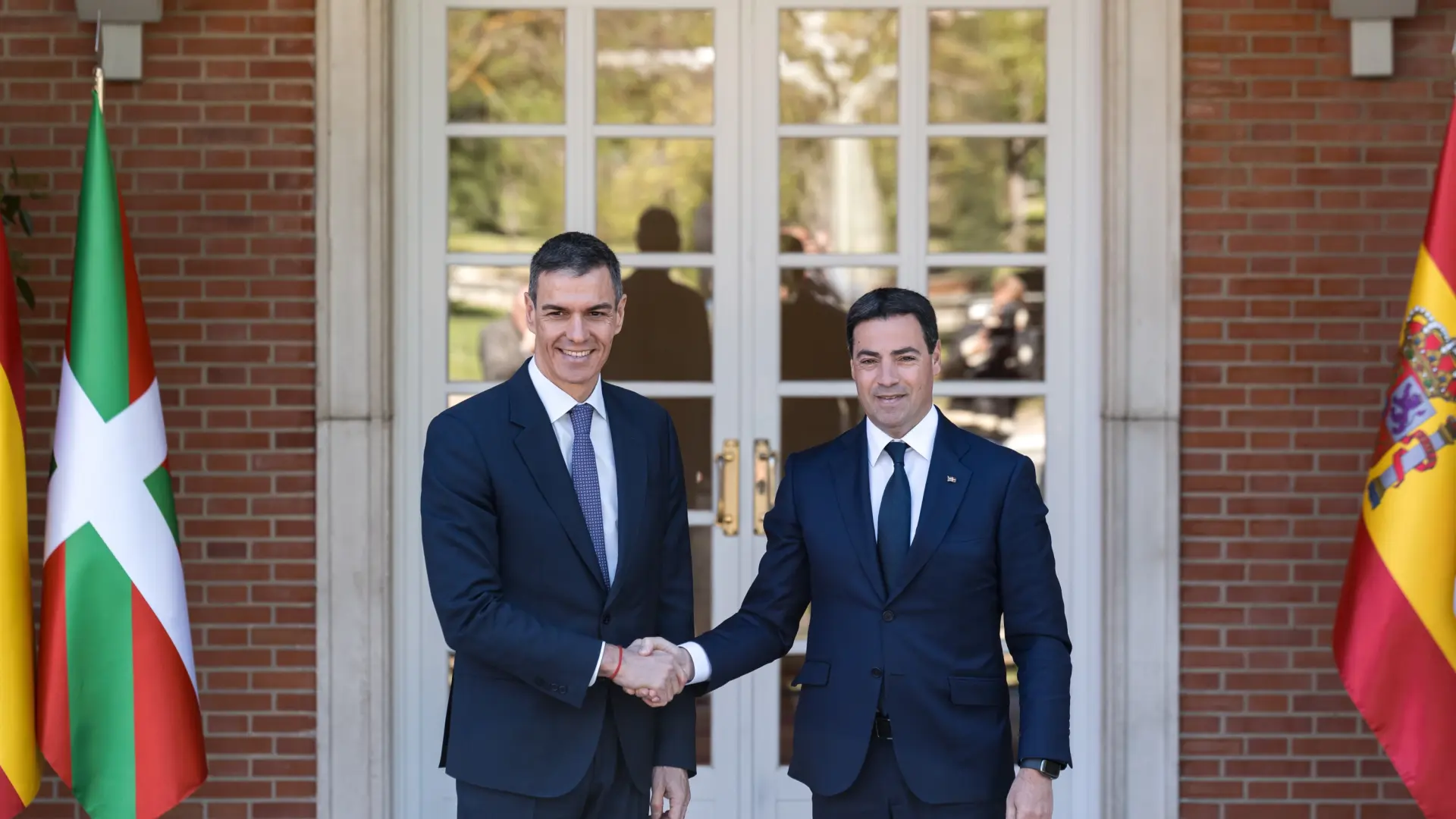 
         Sánchez y Pradales acuerdan la cogestión de los aeropuertos del País Vasco a través de un órgano bilateral 
    