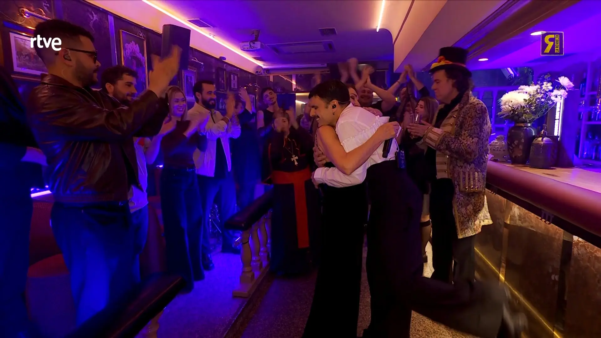 
         Así se hizo el espectacular videoclip de Rodrigo Cuevas en 'La Revuelta', con cameos y en una sola secuencia 
    