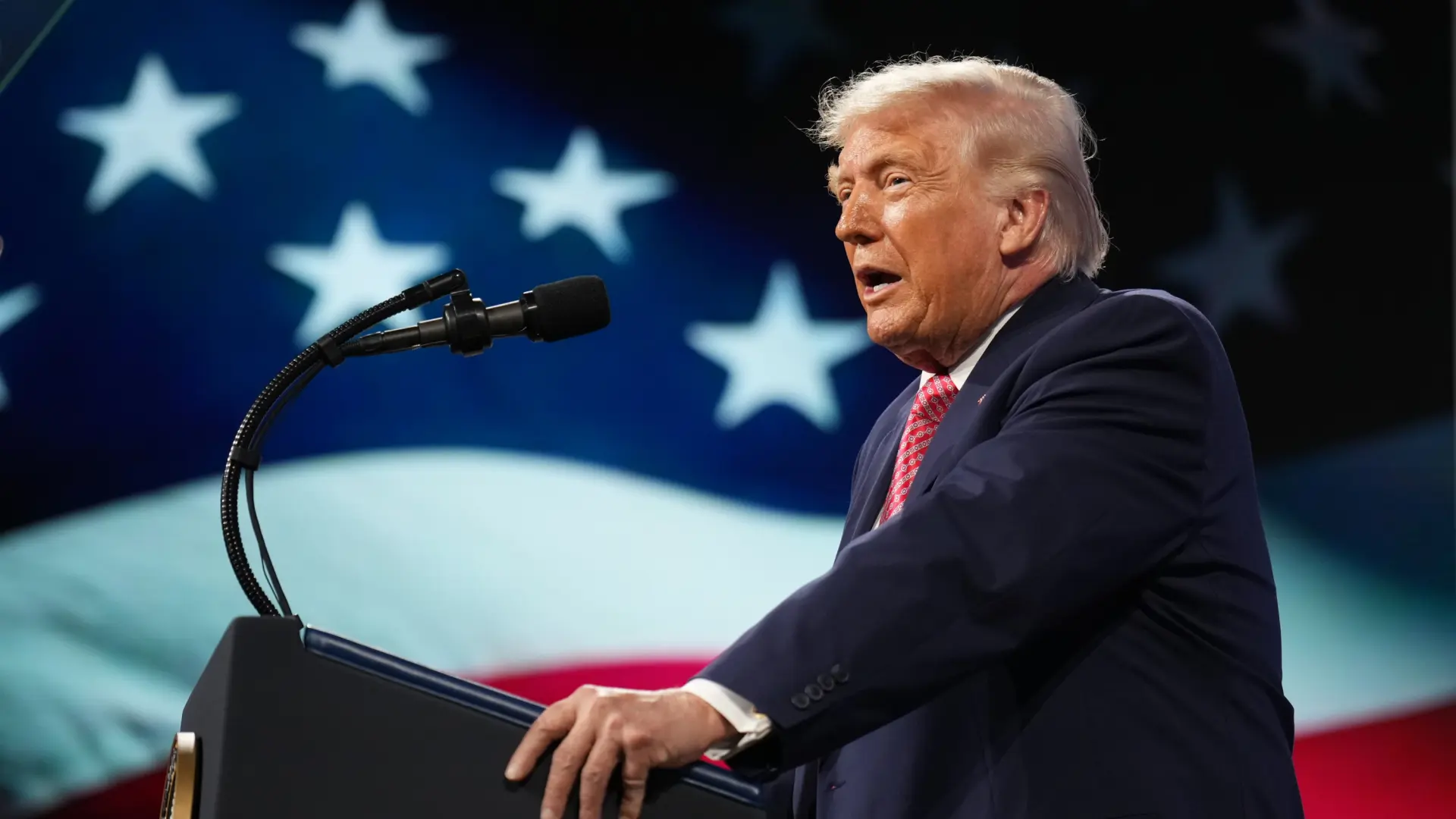 
         Donald Trump cambia el nombre del estrecho de Ormuz y lo llama "estrecho de Trump": "Ya lo hice con el golfo de México" 
    