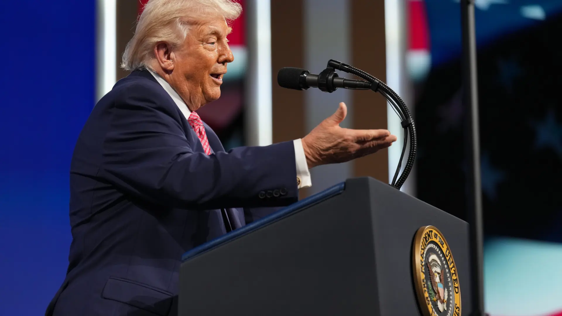 
         Trump sorprende en un encuentro con inversores: "Podéis preguntarme lo que queráis, podéis hablar de sexo" 
    