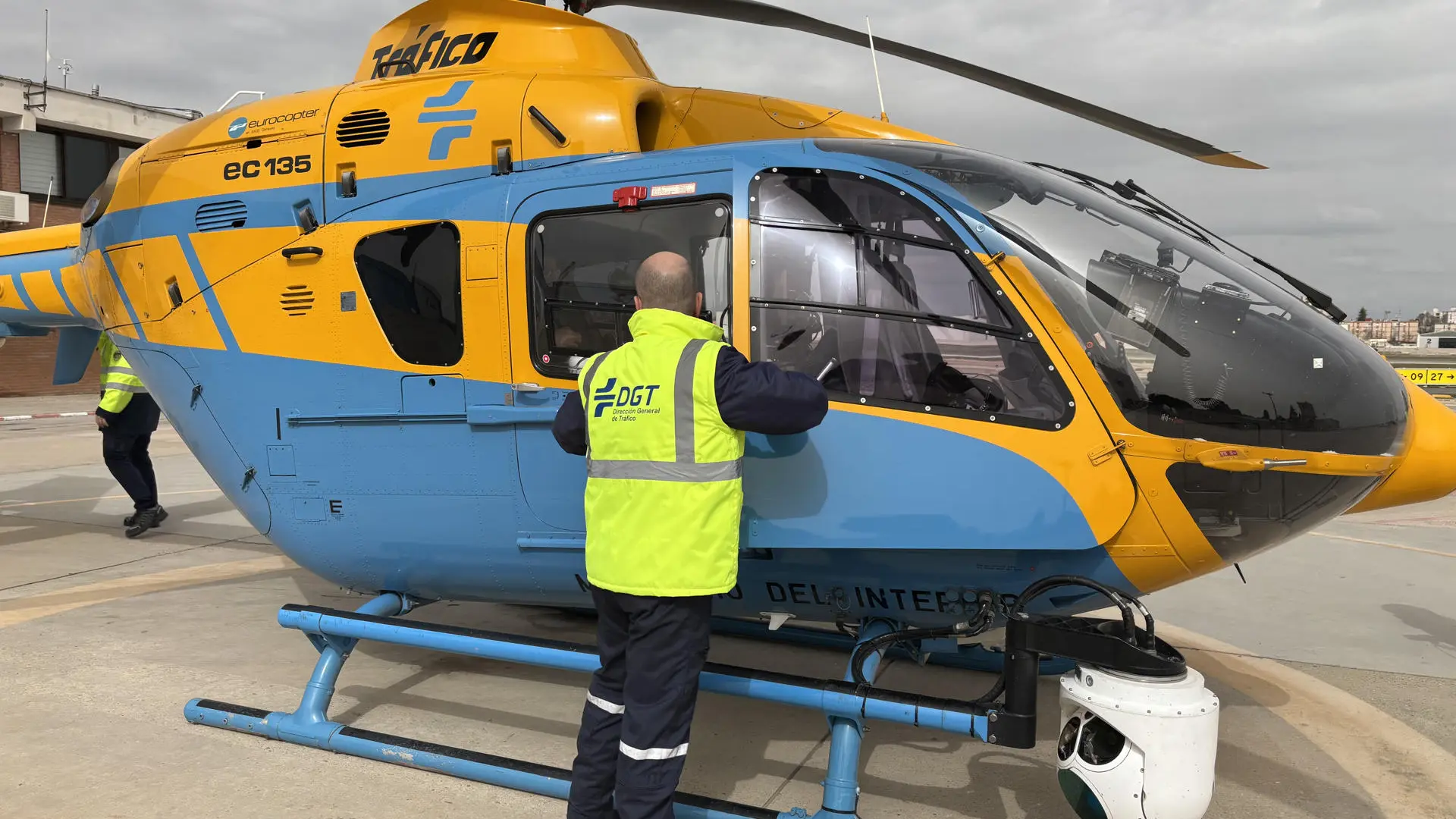 
         Pegasus, los 'ojos' implacables de la DGT en el cielo, cumplen 65 años y 250.000 horas de vuelo 
    